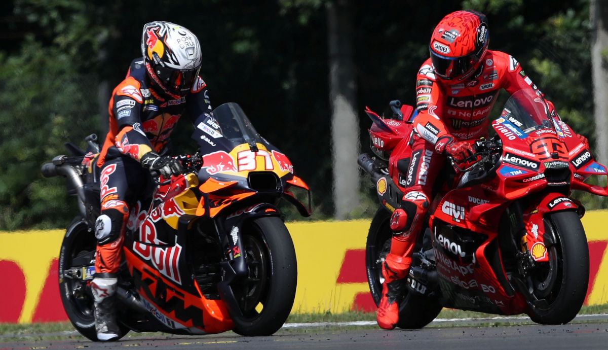 Pedro Acosta junto a Marc Márquez durante MotoGP 2025