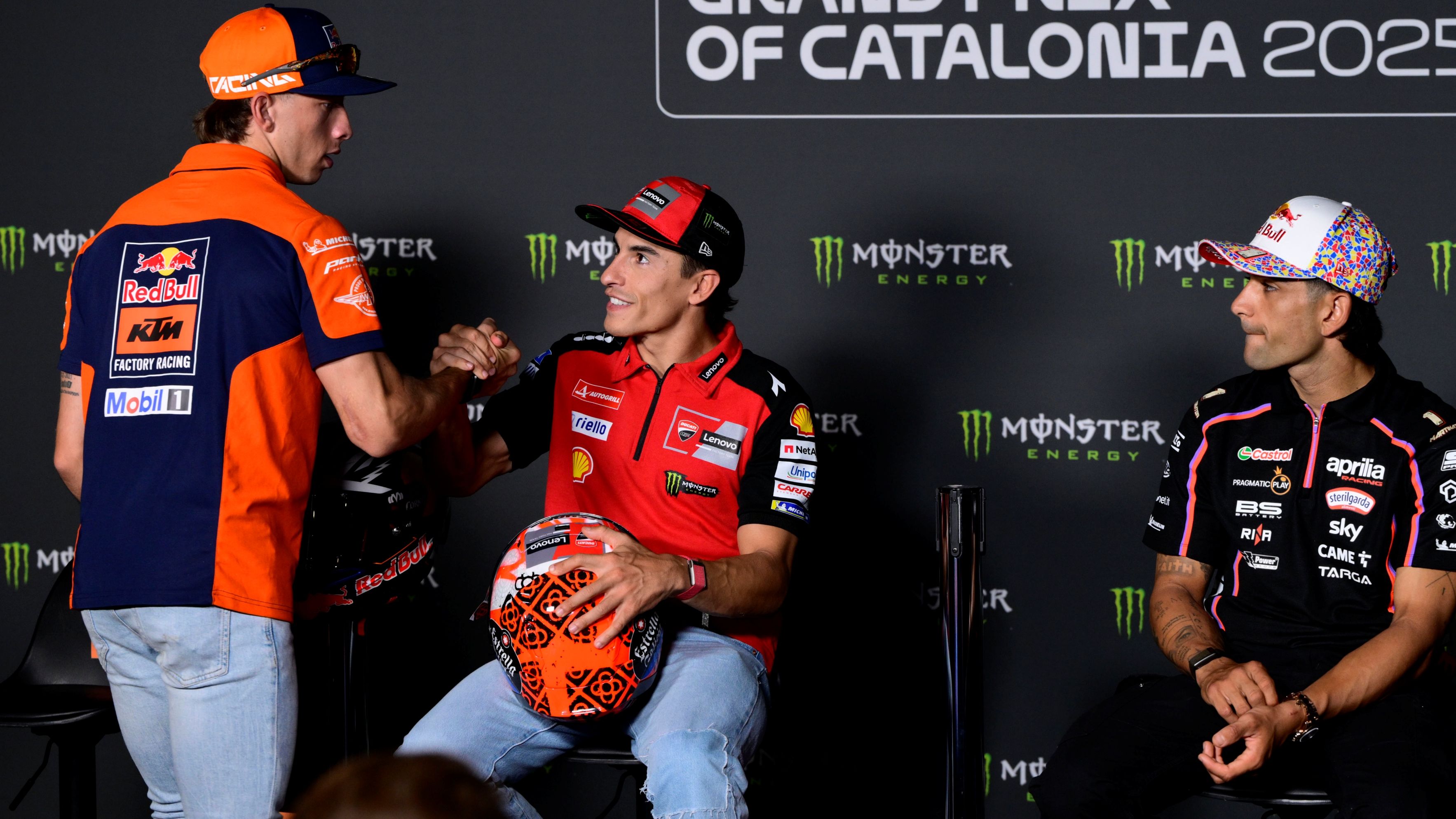 Pedro Acosta y Marc Márquez se saludan en presencia de Jorge Martín