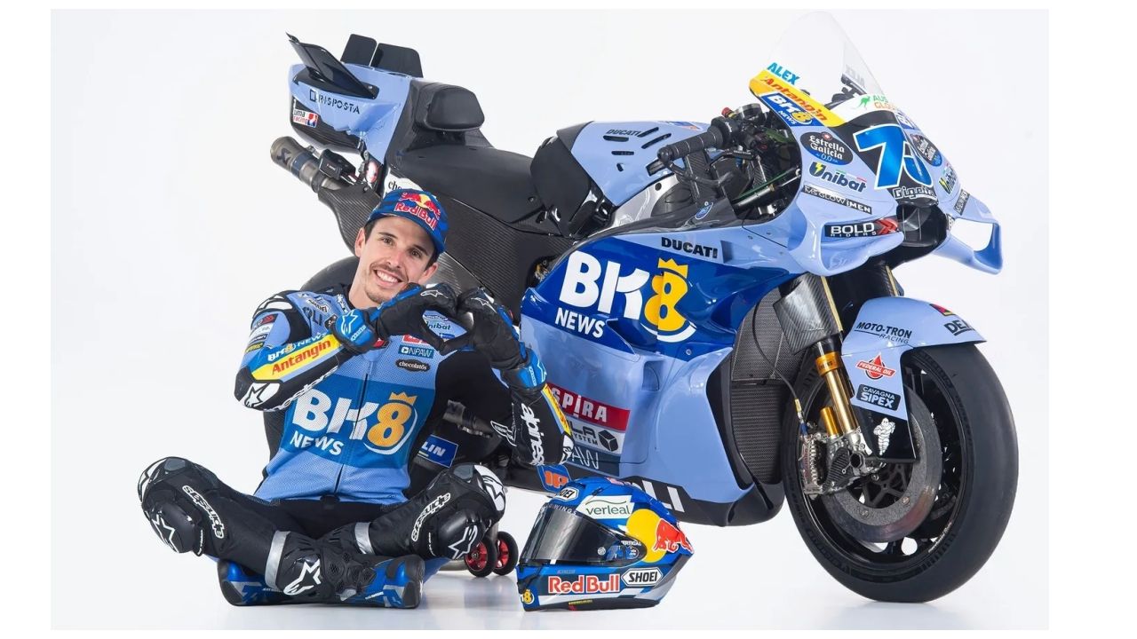 Álex Márquez junto a la Ducati Desmosedici GP del Gresini Racing que él y Fermín Aldeguer llevarán en MotoGP 2026