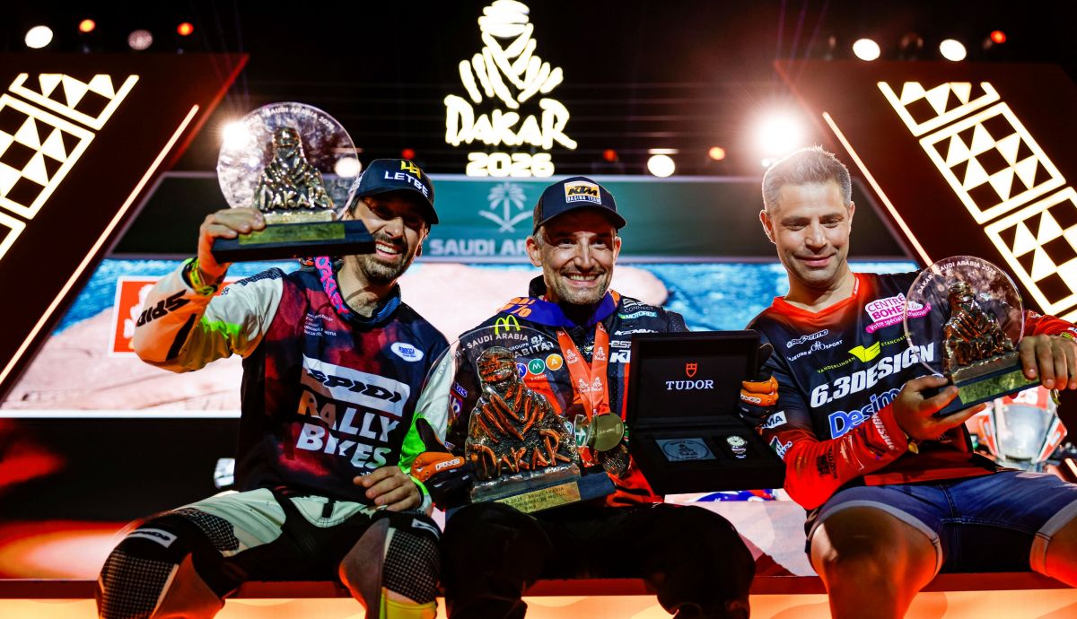 Josep Pedró junto a Benji Melot y Jerome Martiny en el podio Original del Dakar 2026