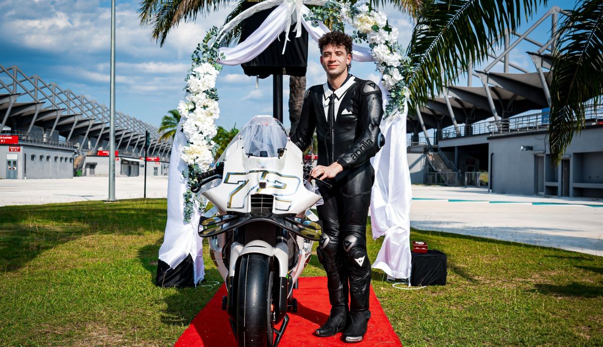 Marco Bezzecchi contrayendo matrimonio con la Aprilia RS GP Albarosa