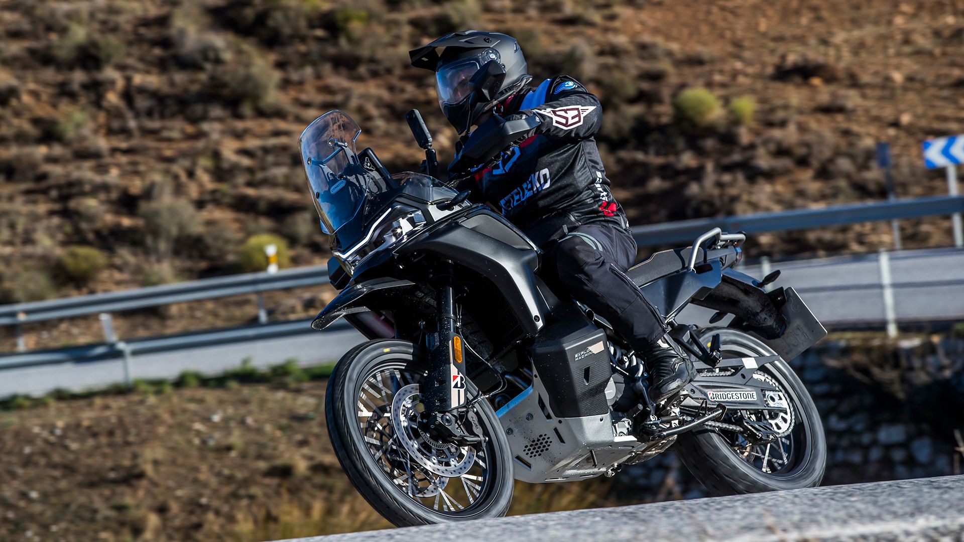 CFMoto 800MT X 2025 Accion (2)