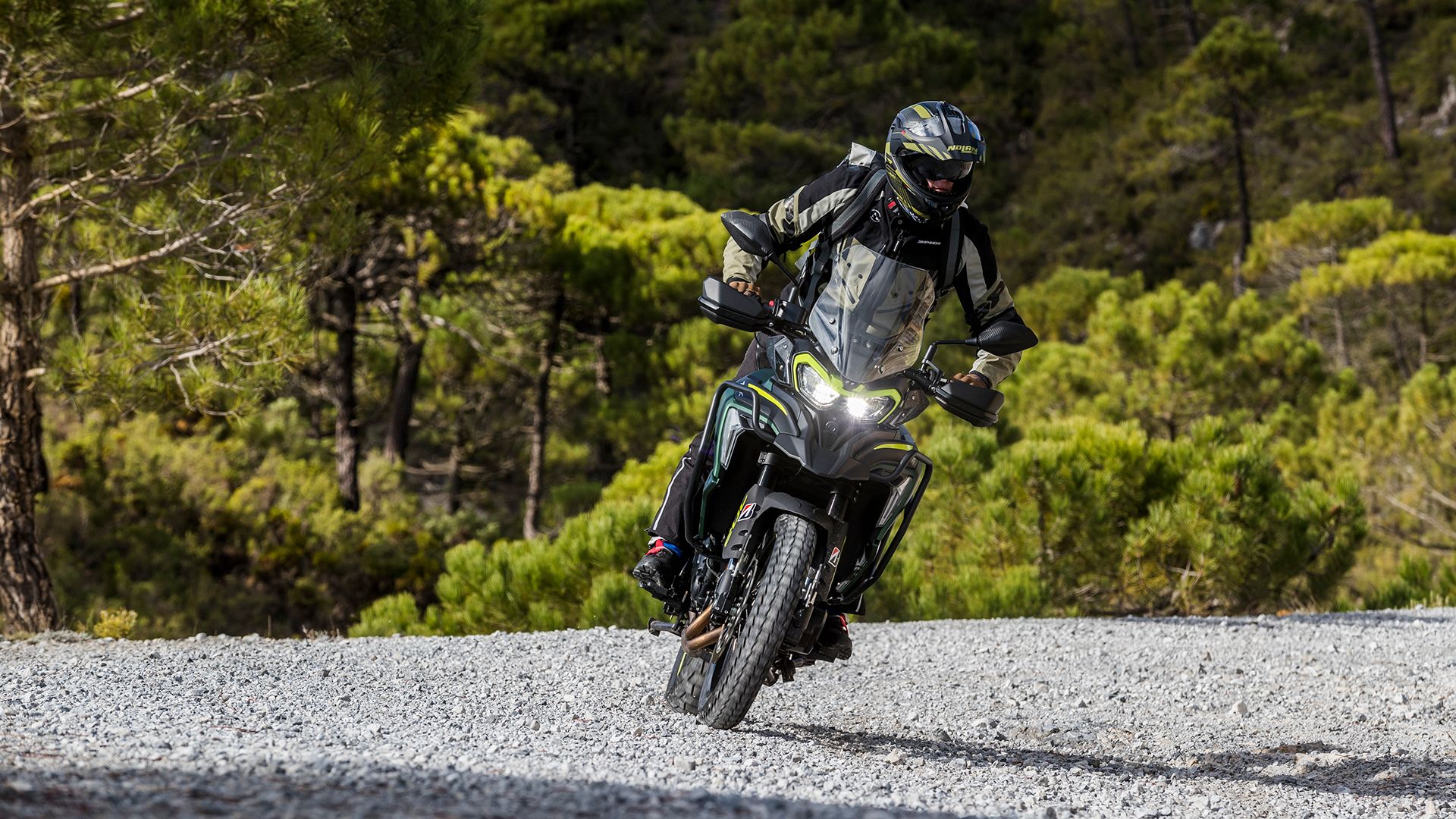 Benelli TRK 702 X 2025 Acción