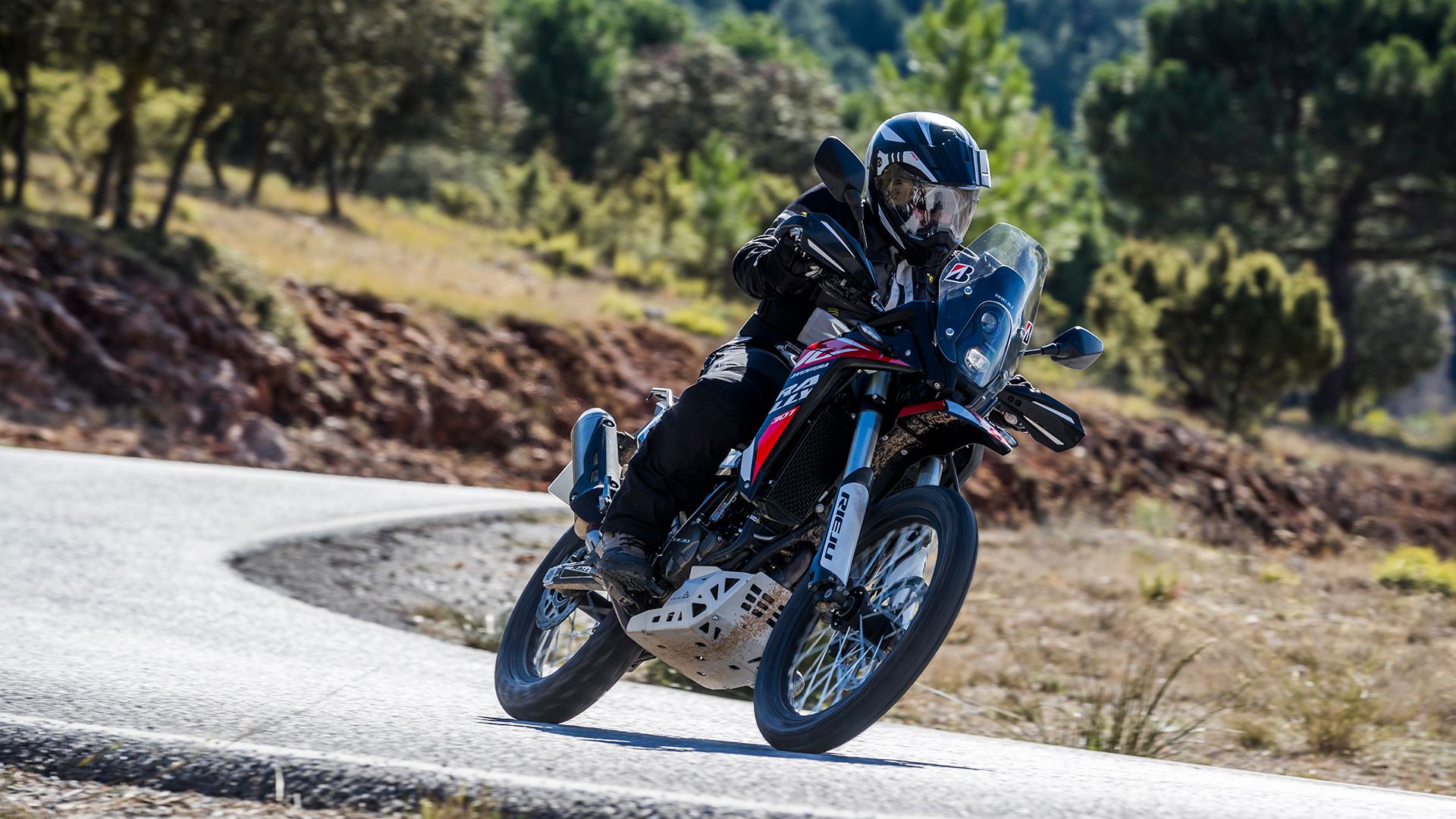 Rieju Aventura Rally 307R 2025 Acción