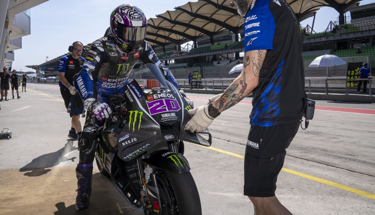 Fabio Quartararo entrando al box de Yamaha en el Test Oficial Sepang MotoGP 2026