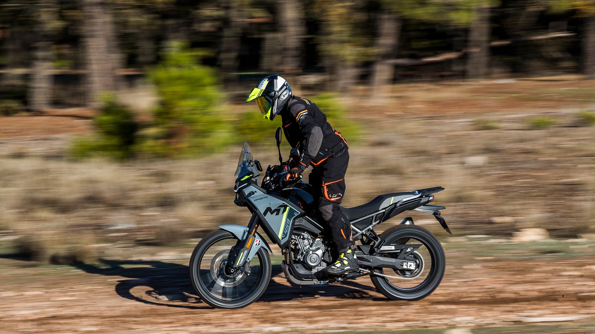 CF Moto 450MT 2025 Acción CF Moto 450MT 2025 Acción