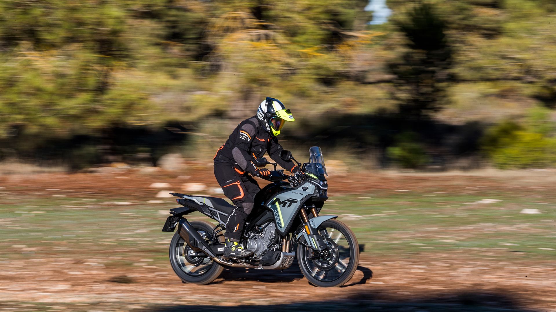 CF Moto 450MT 2025 Acción CF Moto 450MT 2025 Acción