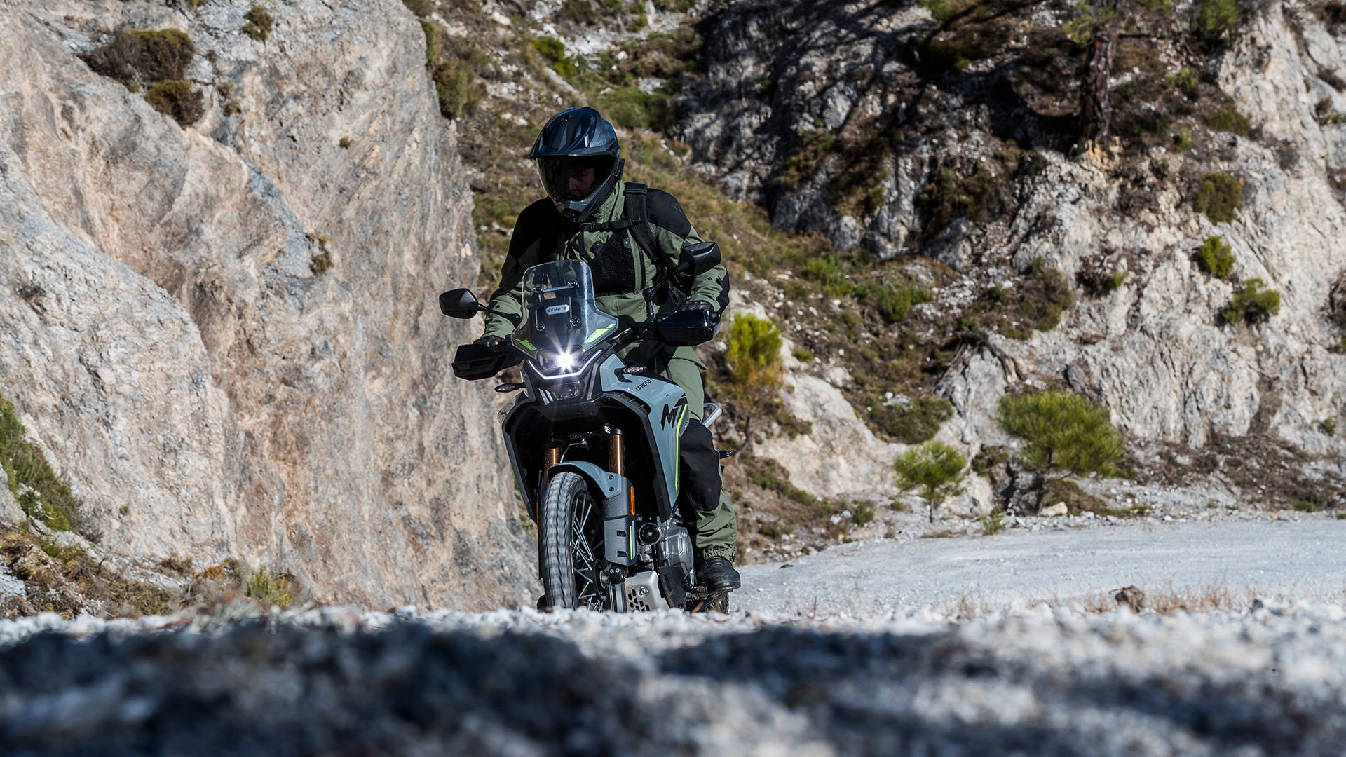 CF Moto 450MT 2025 Acción CF Moto 450MT 2025 Acción