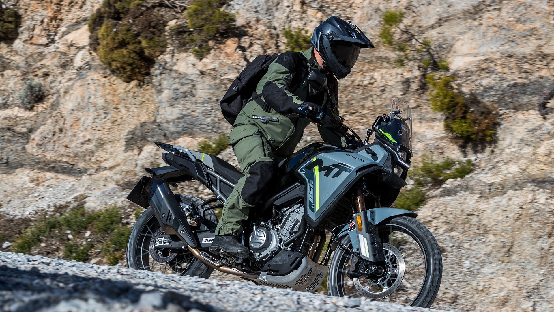 CF Moto 450MT 2025 Acción