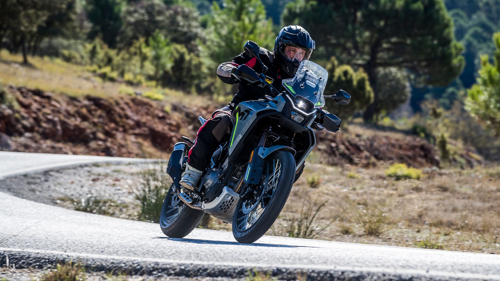 CF Moto 450MT 2025 Acción