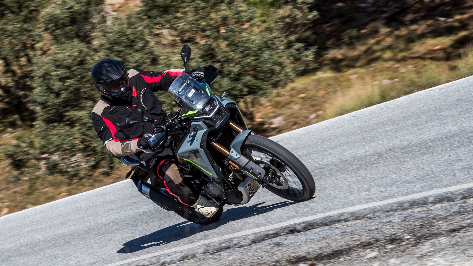 CF Moto 450MT 2025 Acción