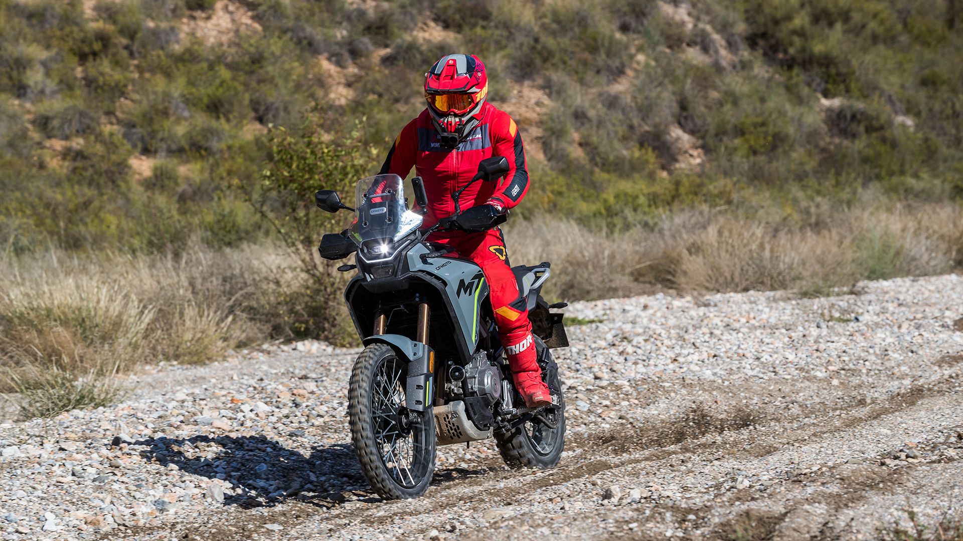 CF Moto 450MT 2025 Acción