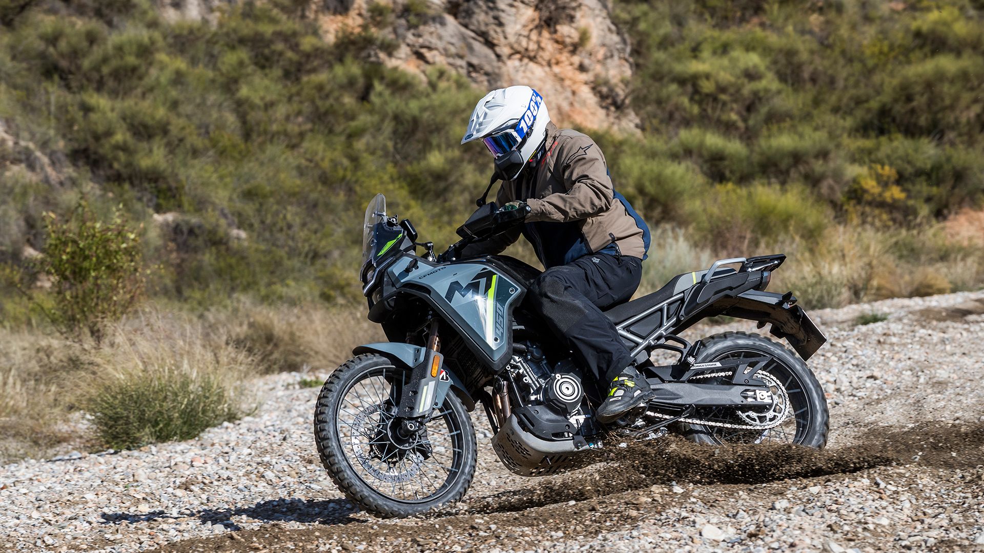 CF Moto 450MT 2025 Acción
