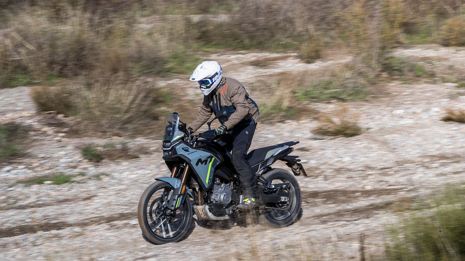 CF Moto 450MT 2025 Acción