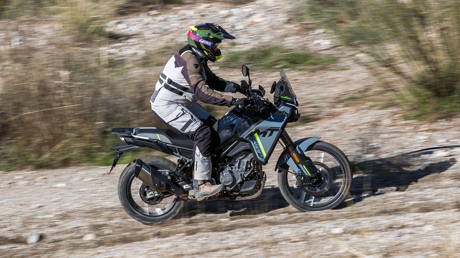 CF Moto 450MT 2025 Acción