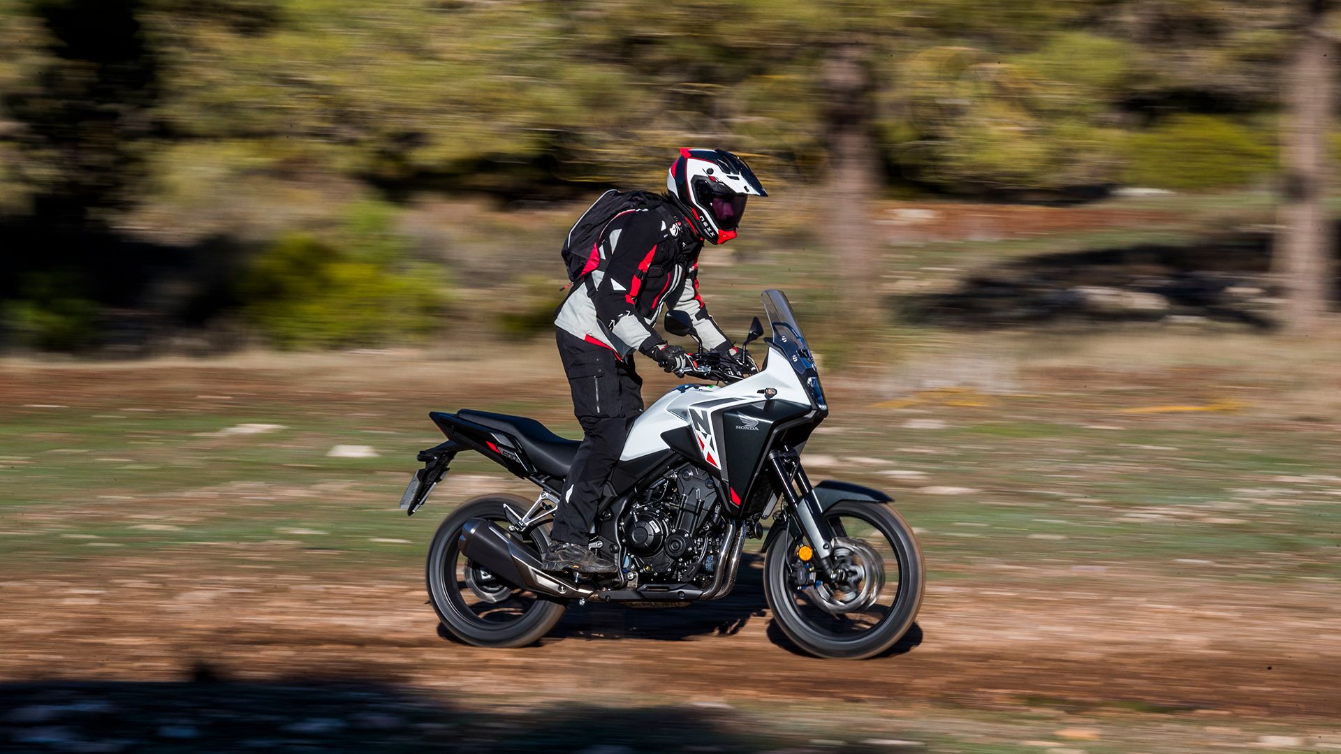 Honda NX500 2025 Acción