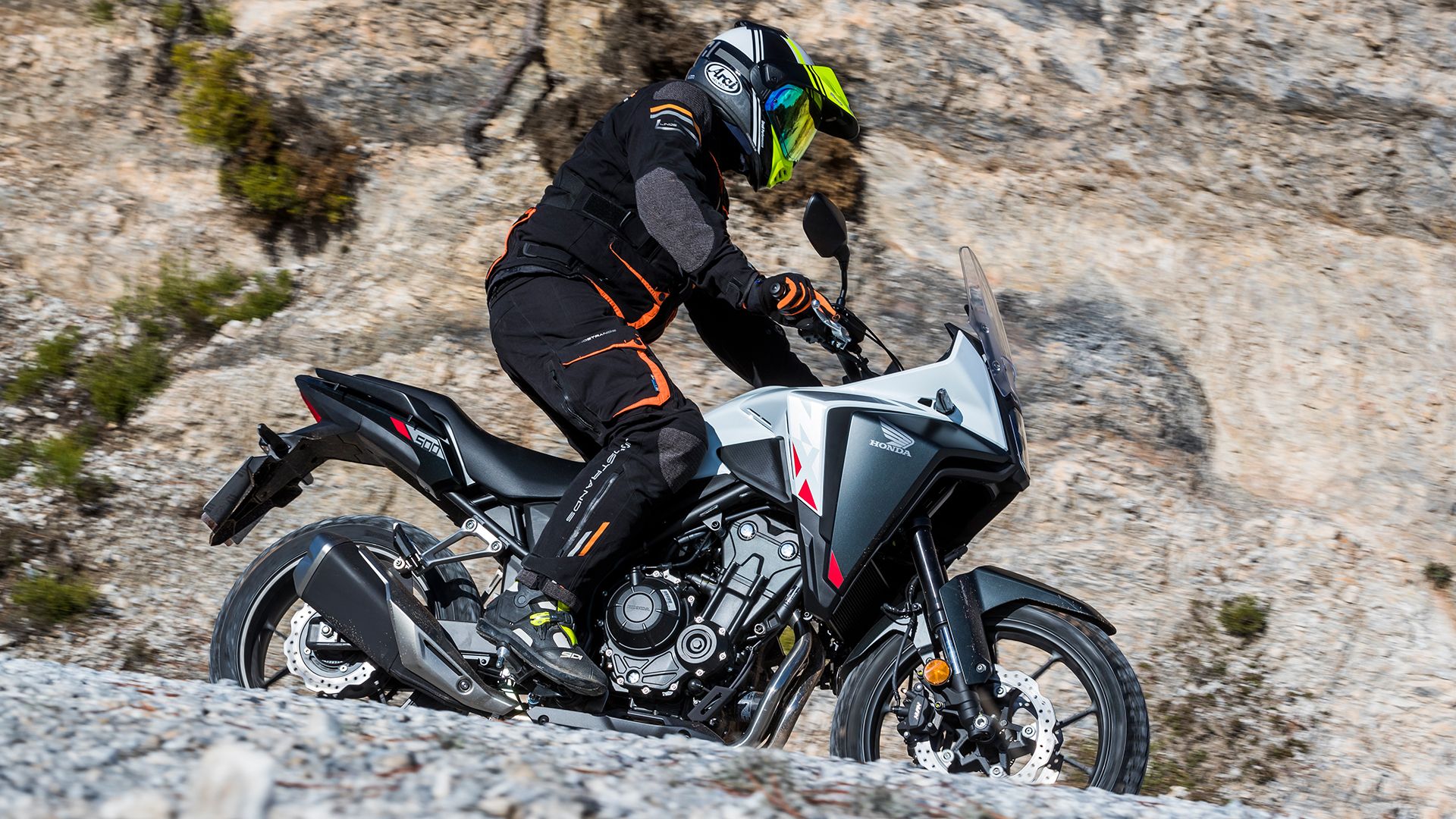 Honda NX500 2025 Acción