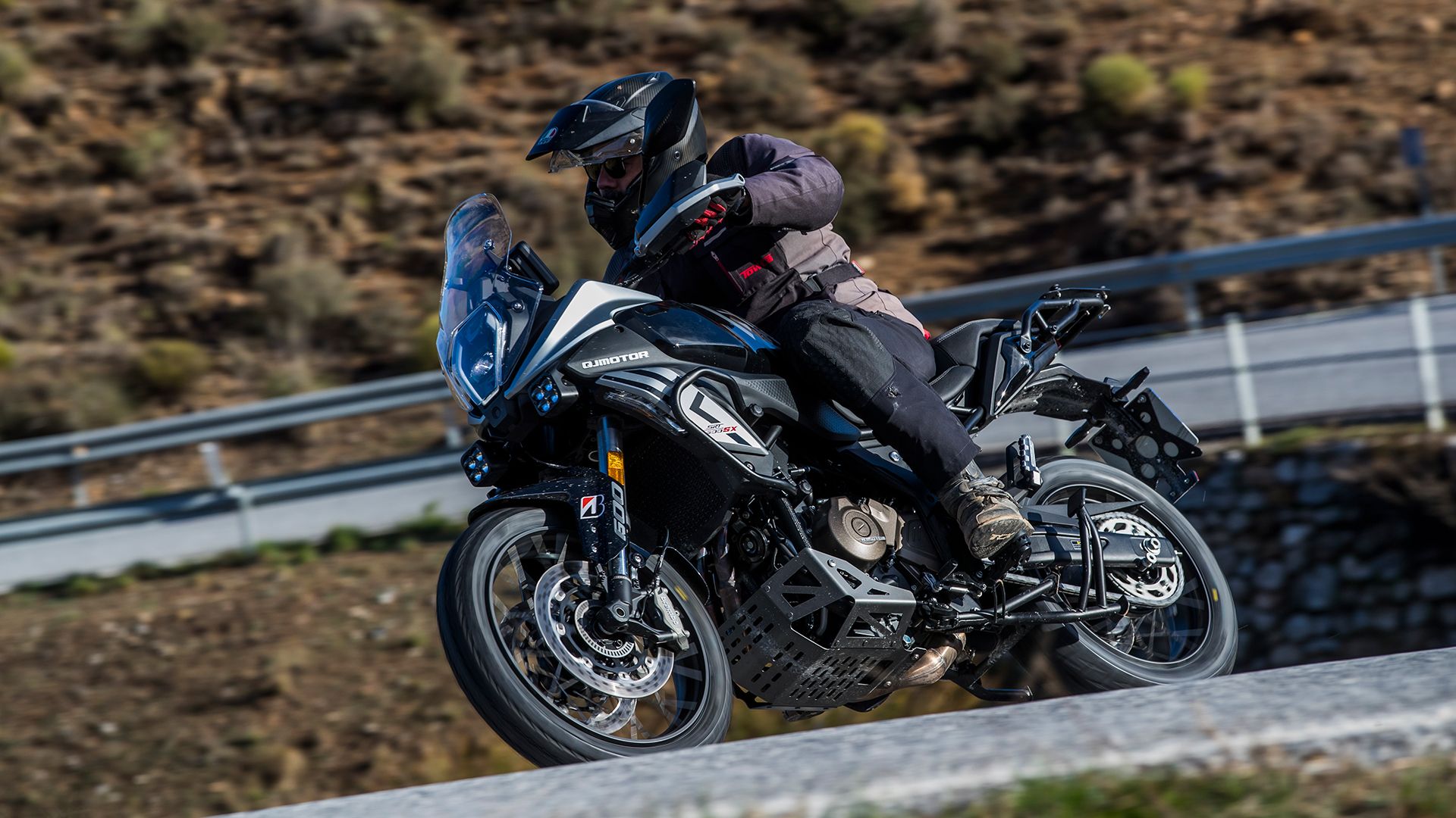 QJMotor SRT 600 SX 2025 Accion (2)