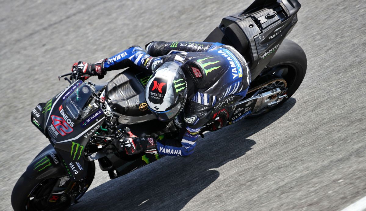 Álex Rins era el primero en salir a pista confirmando el retorno de Yamaha al Test Oficial Sepang MotoGP 2025