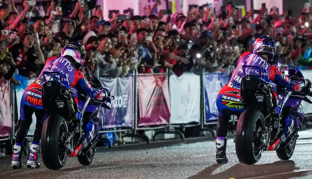Jack Miller y Toprak Razgatlioglu dando show en la presentación de MotoGP 2026 en Kuala Lumpur
