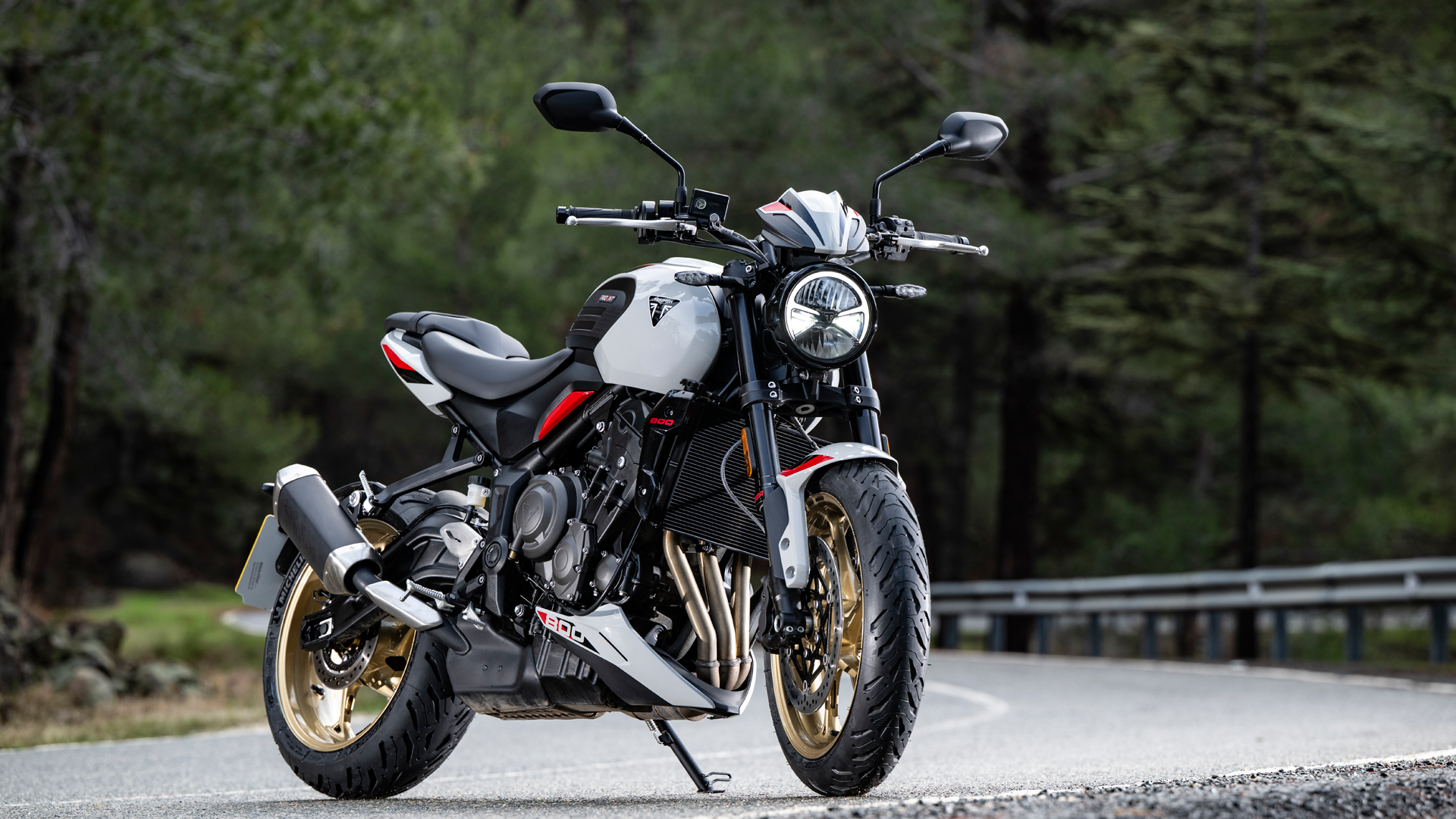 Triumph Trident 800 statics012