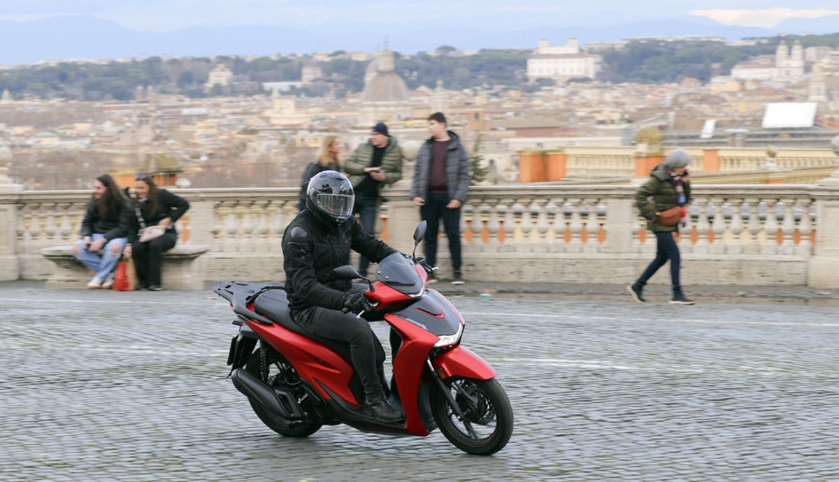 Honda Sh125i accion jpg (1)