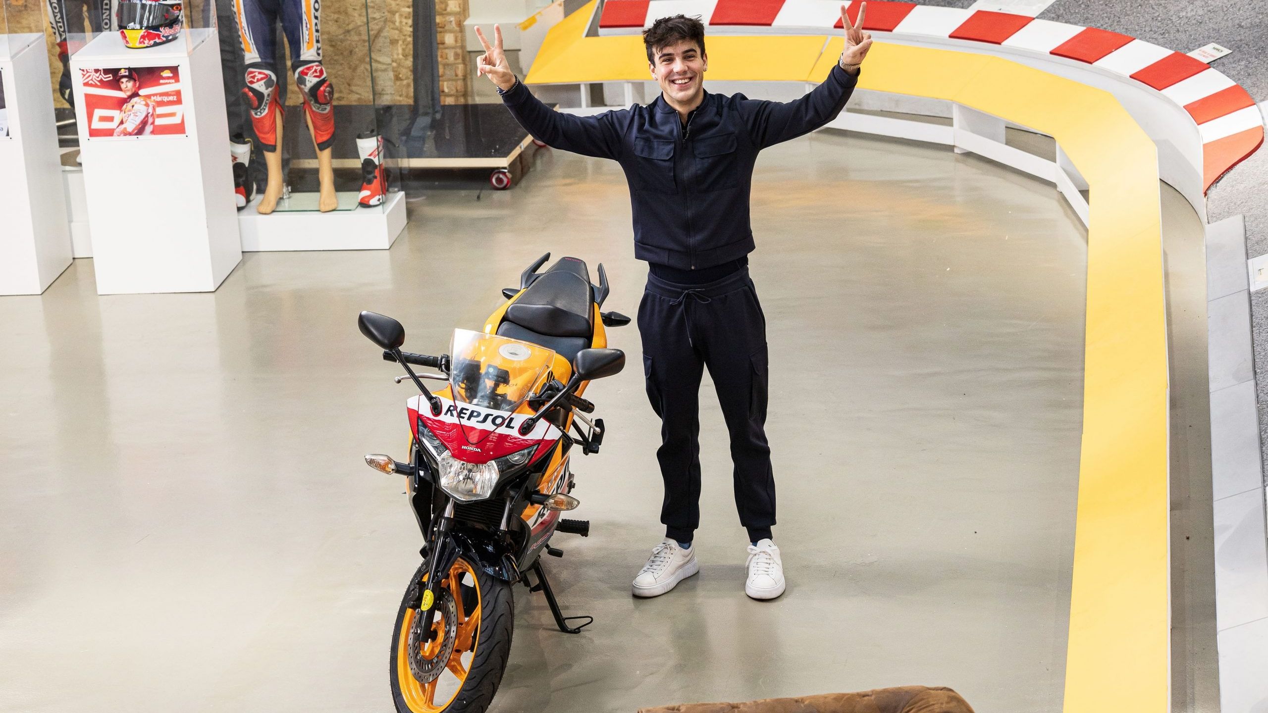 Óscar Casas con la Honda CBR 125 R que le ha regalado Repsol