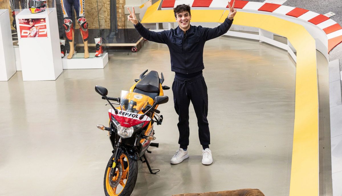 Óscar Casas con la Honda CBR 125 R que le ha regalado Repsol