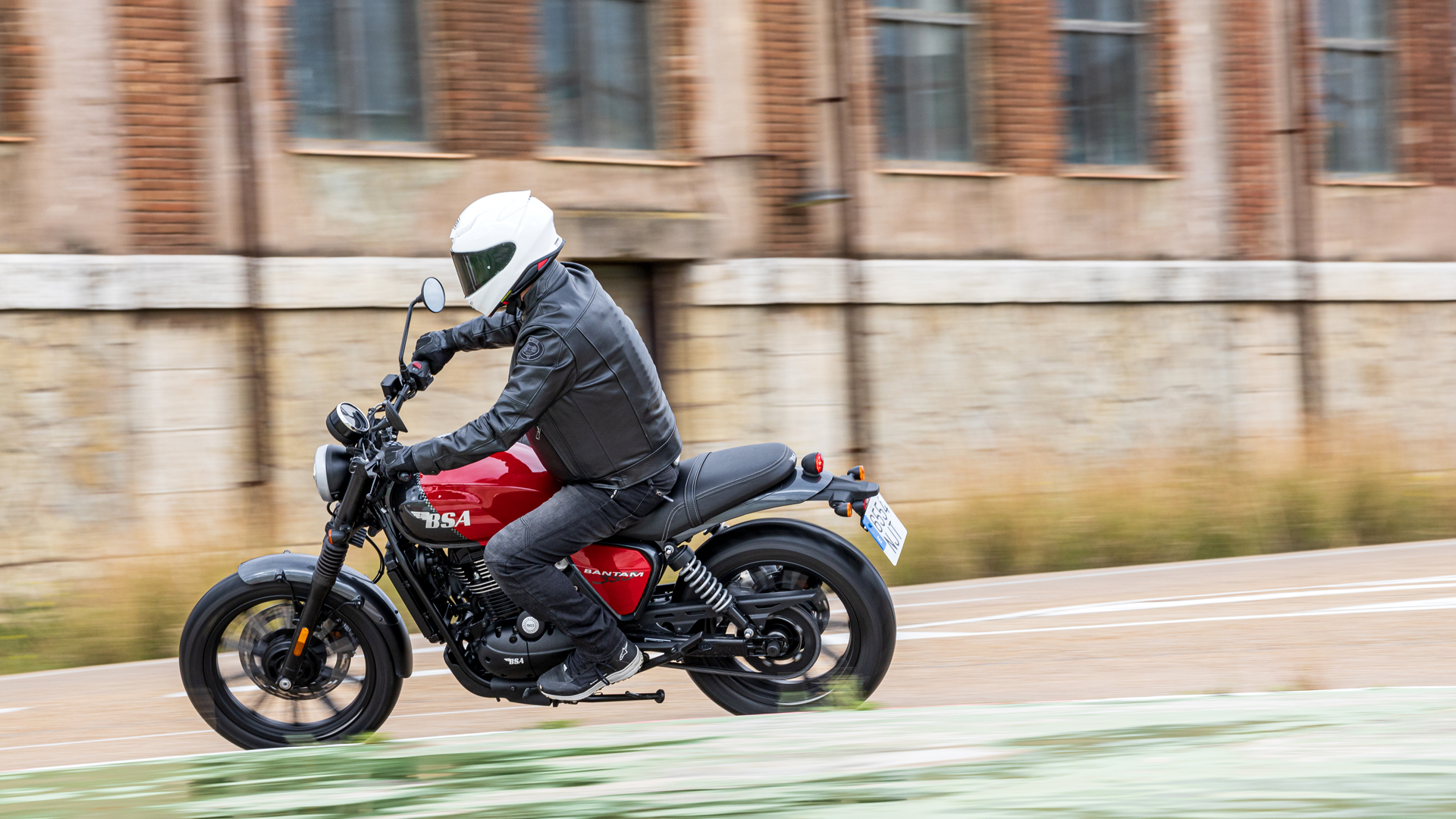 BSA Bantam 350 2026 Accion (7)