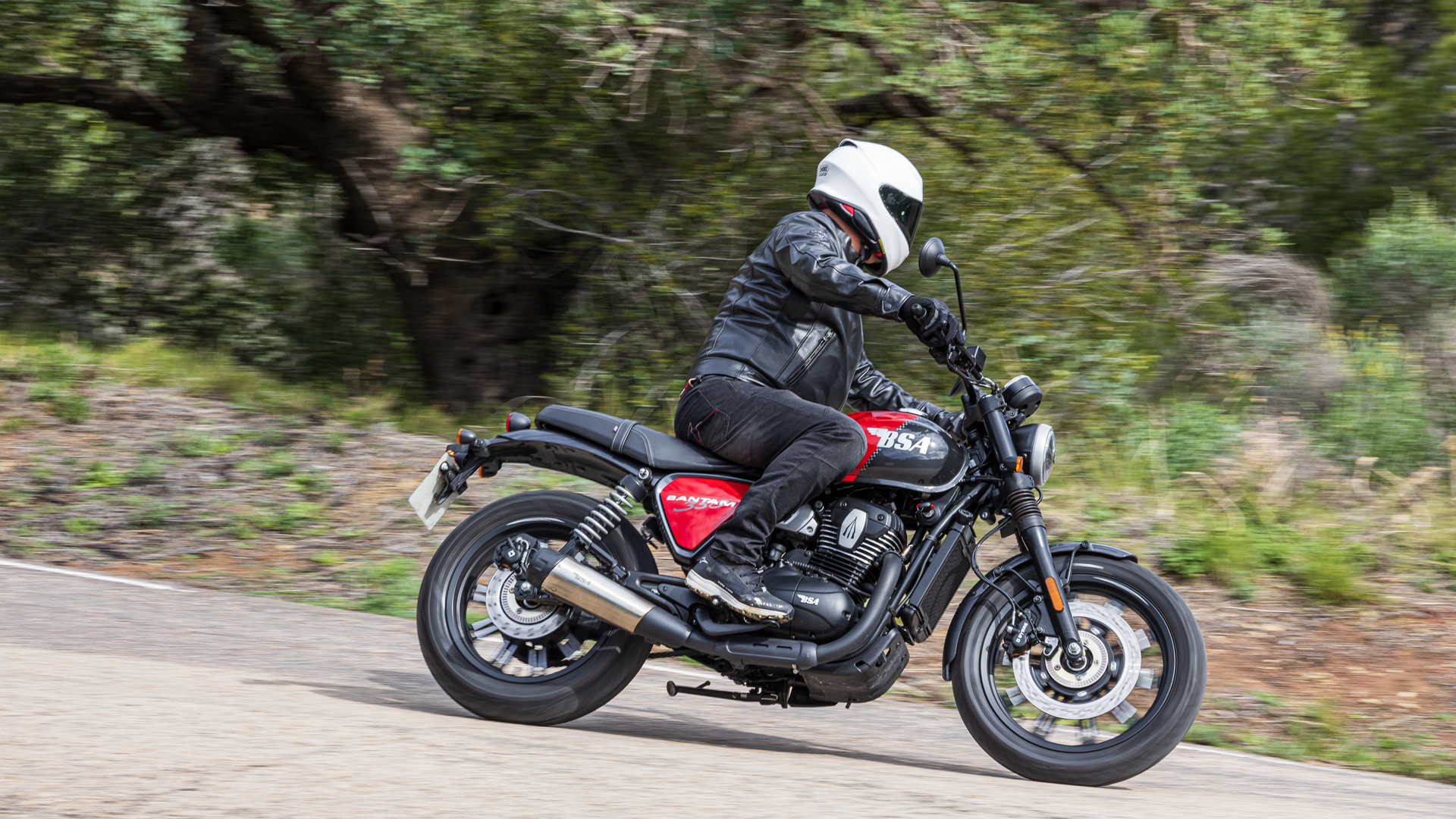 BSA Bantam 350 2026 Accion (16)