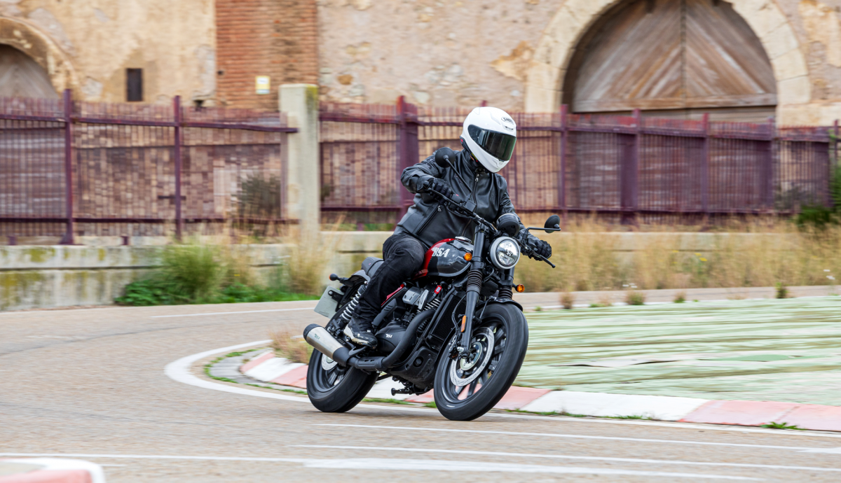 BSA Bantam 350 2026 Accion (10)