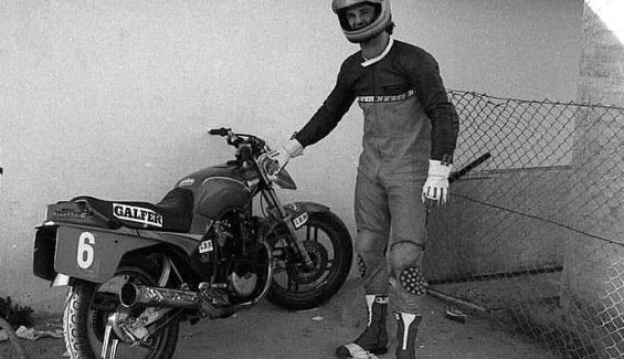 La Yamaha XS 400 resultaba minúscula a su lado