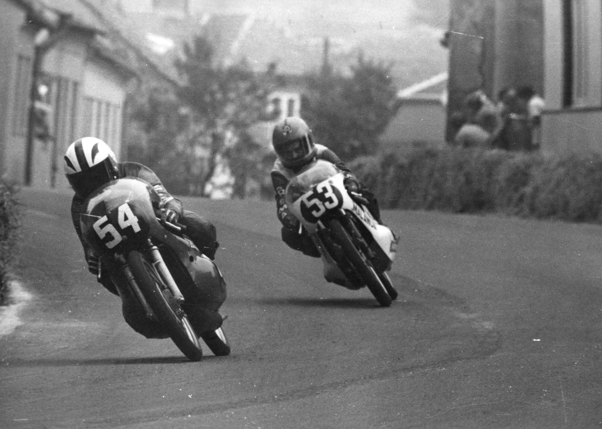 Ángel Nieto y Otello Buscherini en el viejo trazado de Brno.