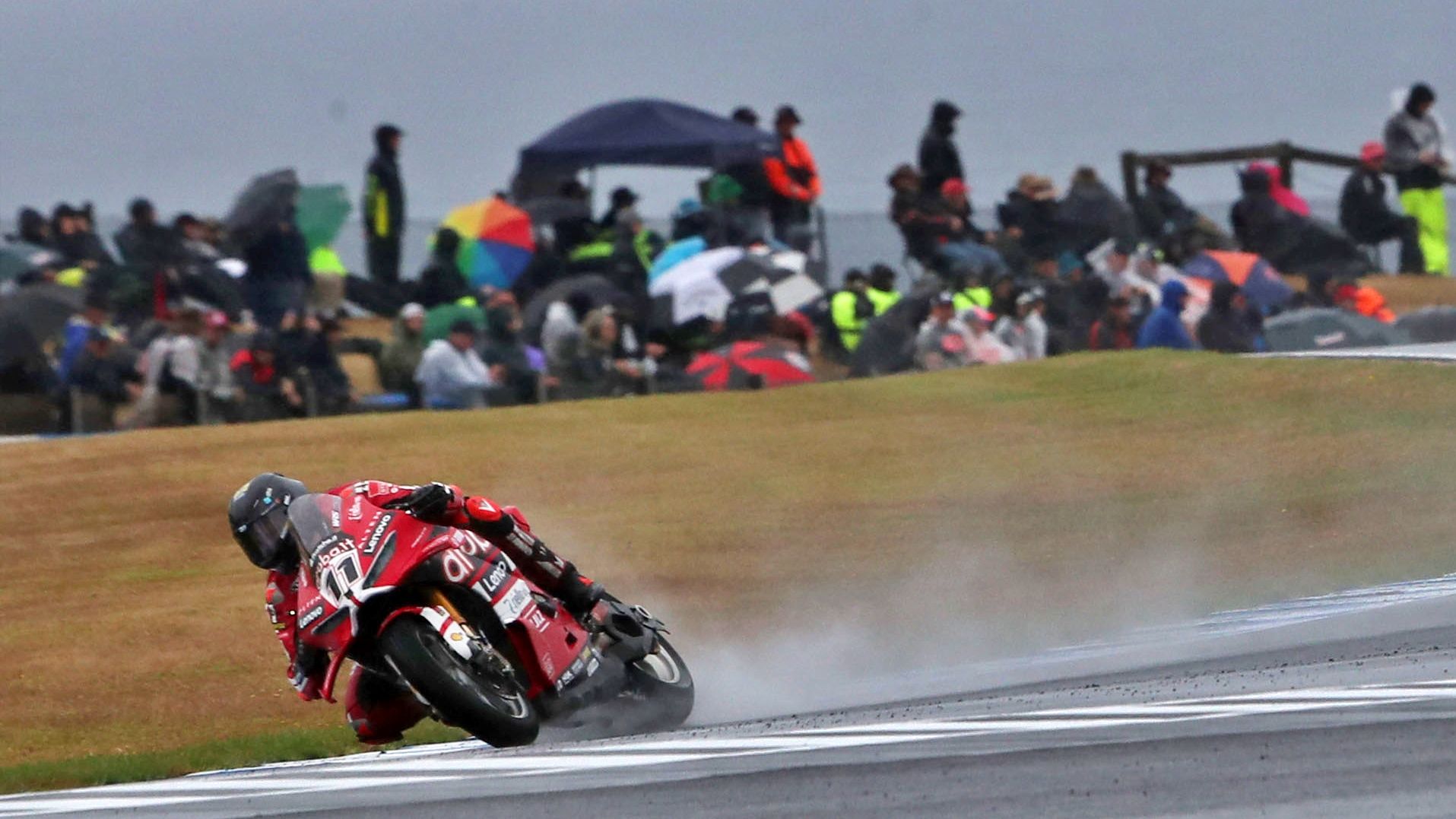 Nicolò Bulega ha completado el triplete en Phillip Island