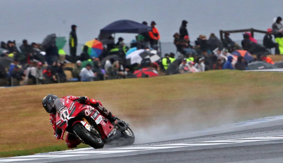 Nicolò Bulega ha completado el triplete en Phillip Island