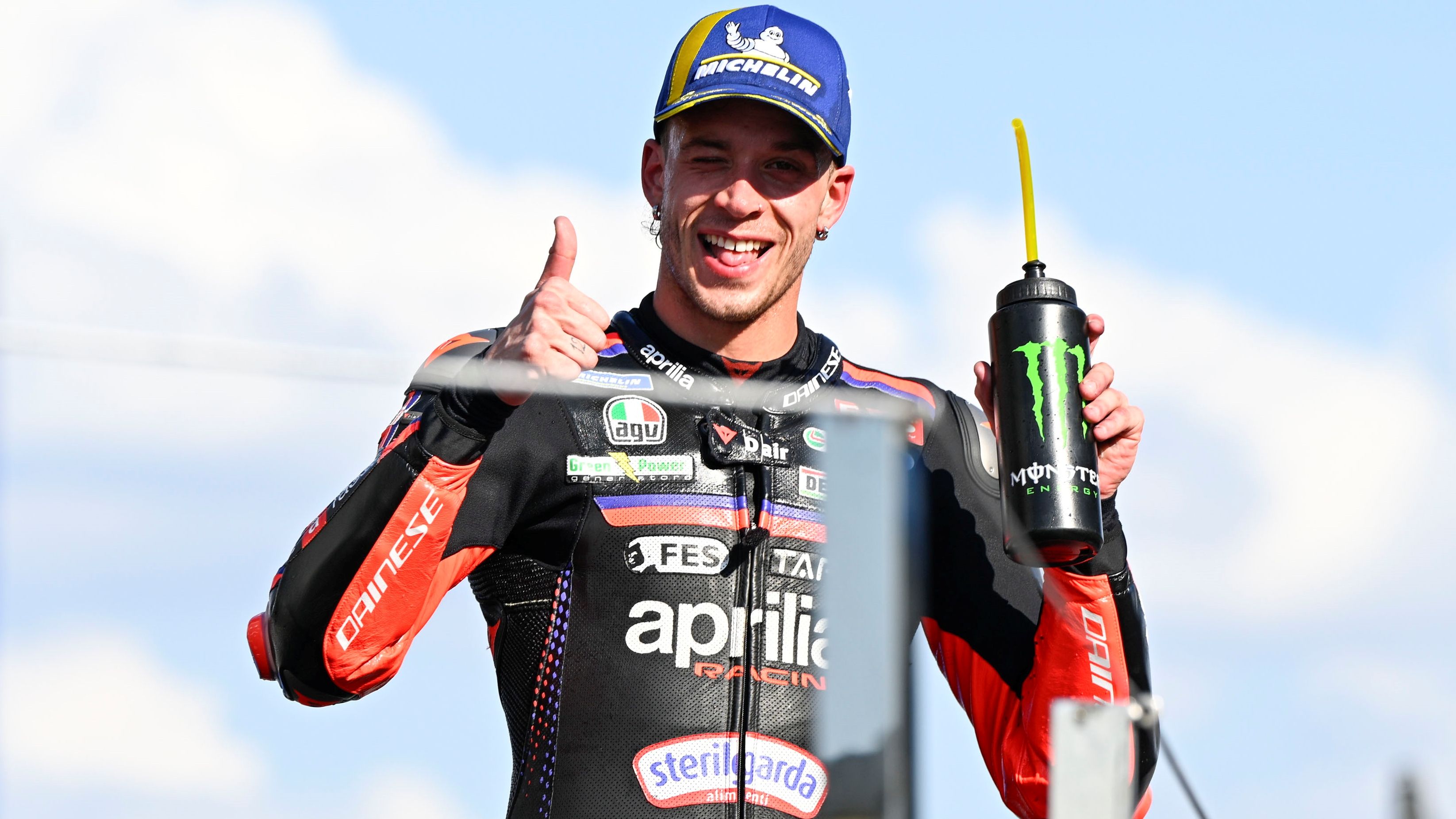 Marco Bezzecchi festeja la victoria en el GP de Tailandia de MotoGP 2026