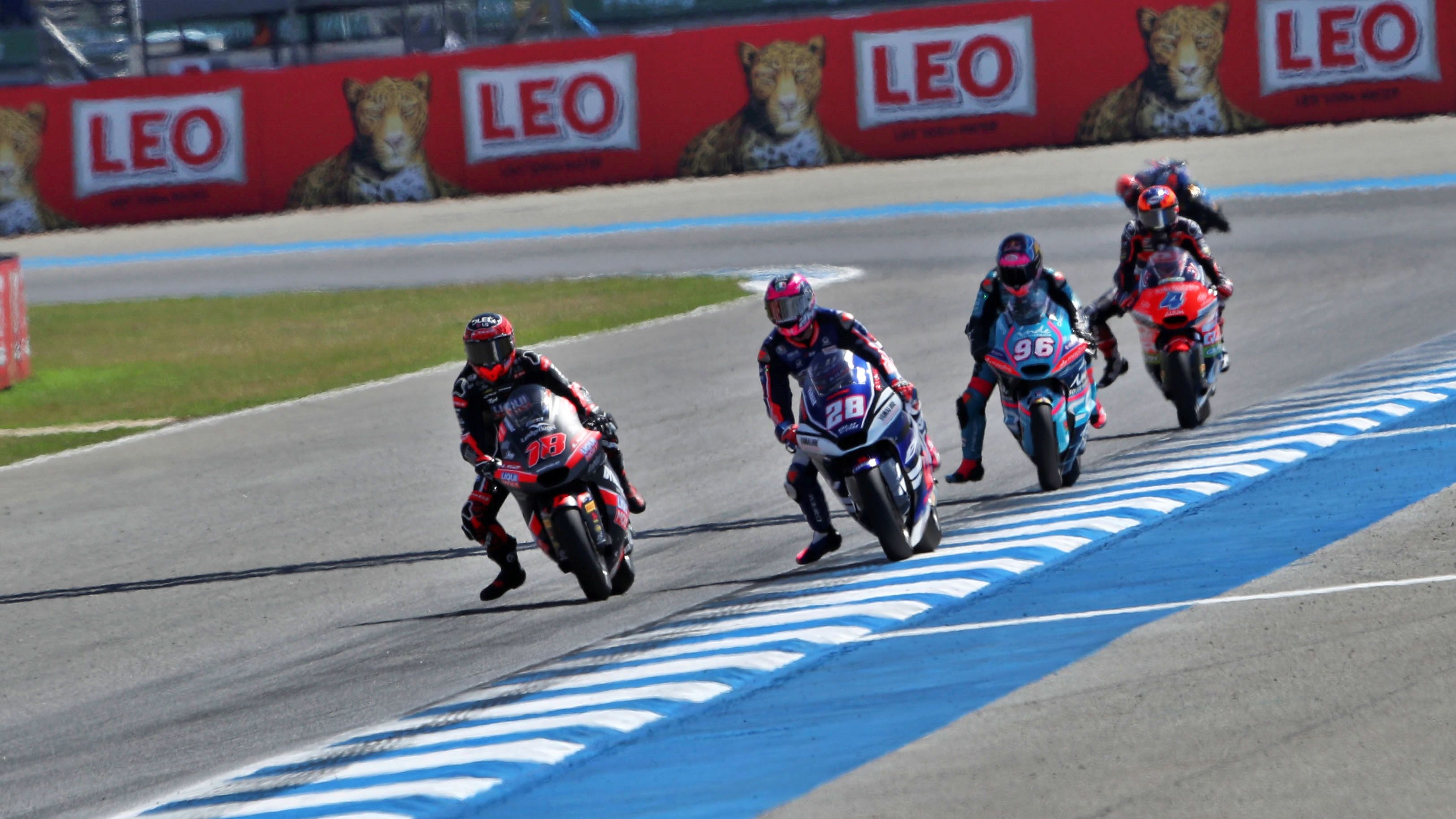 Izan Guevara prueba un por fuera a Manu González con Dani Holgado e Iván Ortolá detrás, MotoGP Tailandia 2026