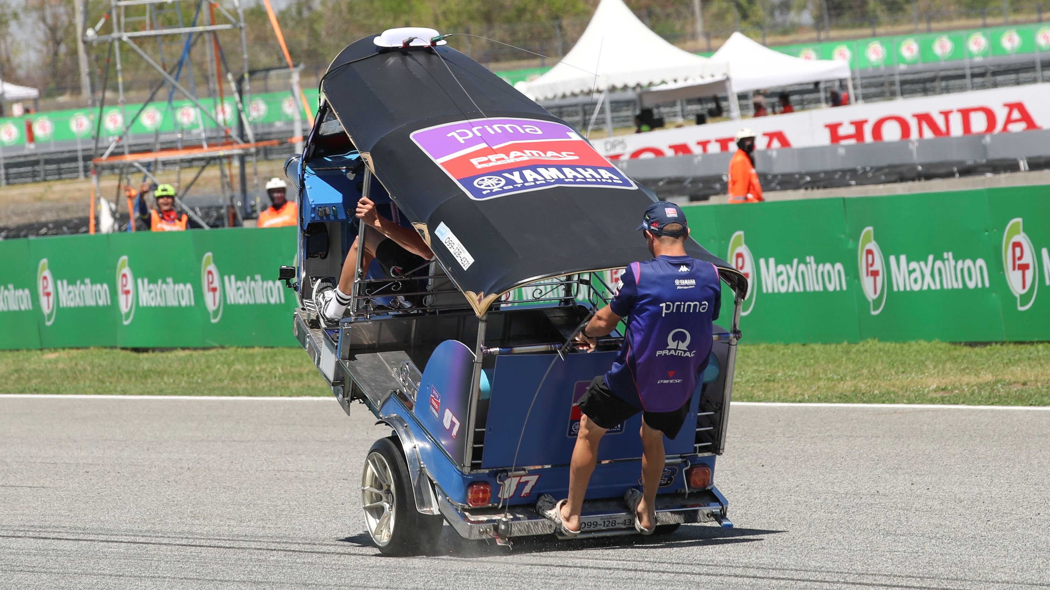 Jack Miller y Toprak Razgatlioglu haciendo un wheelie con un tuktuk, MotoGP Tailandia 2026