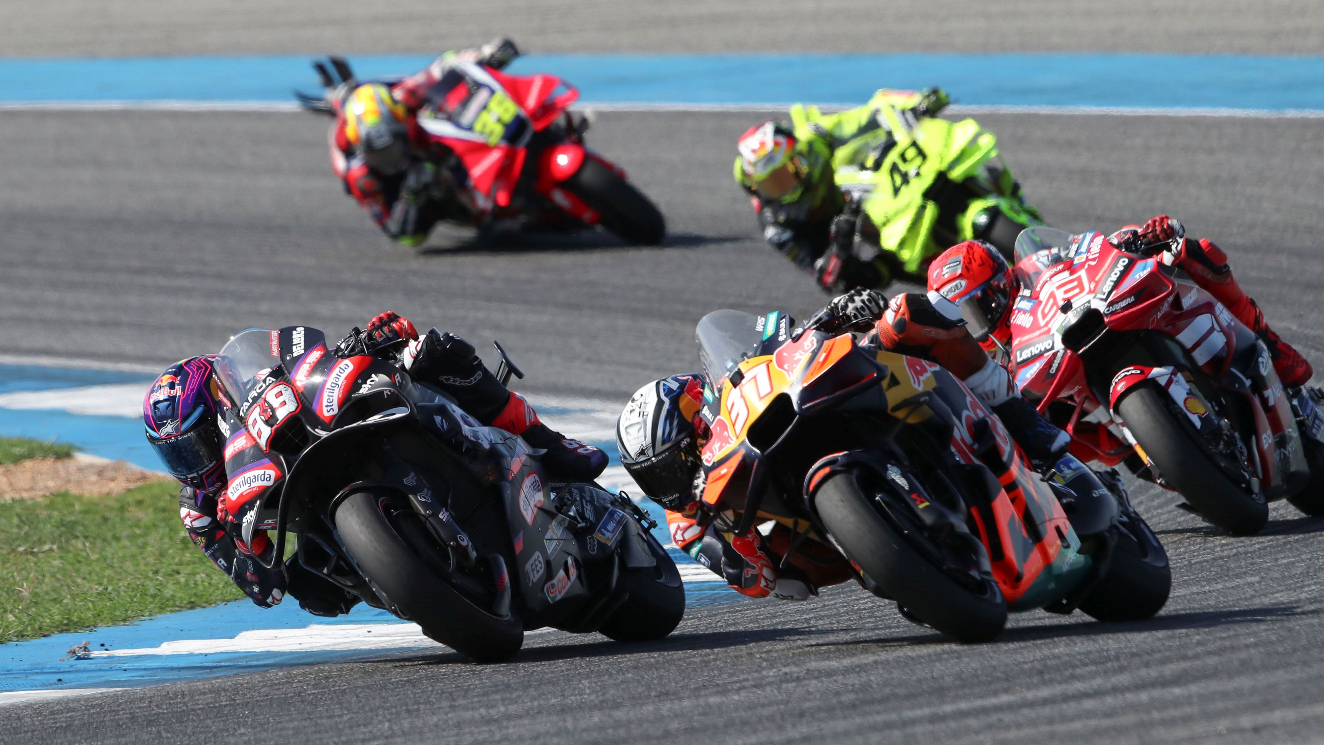 Jorge Martín pasa a Pedro Acosta ante Marc Márquez, Fabio Di Giannantonio y Joan Mir, MotoGP Tailandia 2026