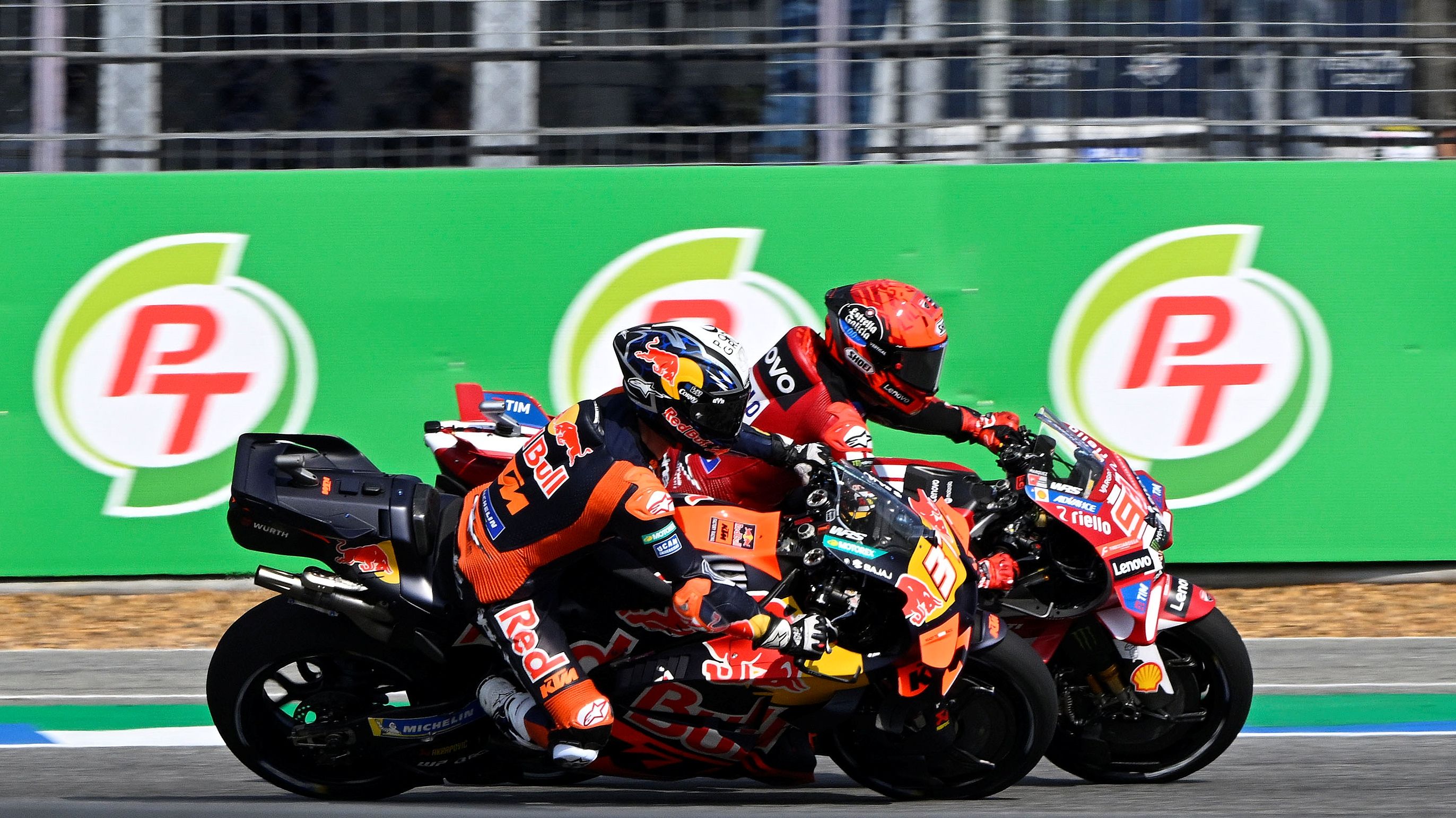 Pedro Acosta se mete por el interior de Marc Márquez, MotoGP Tailandia 2026