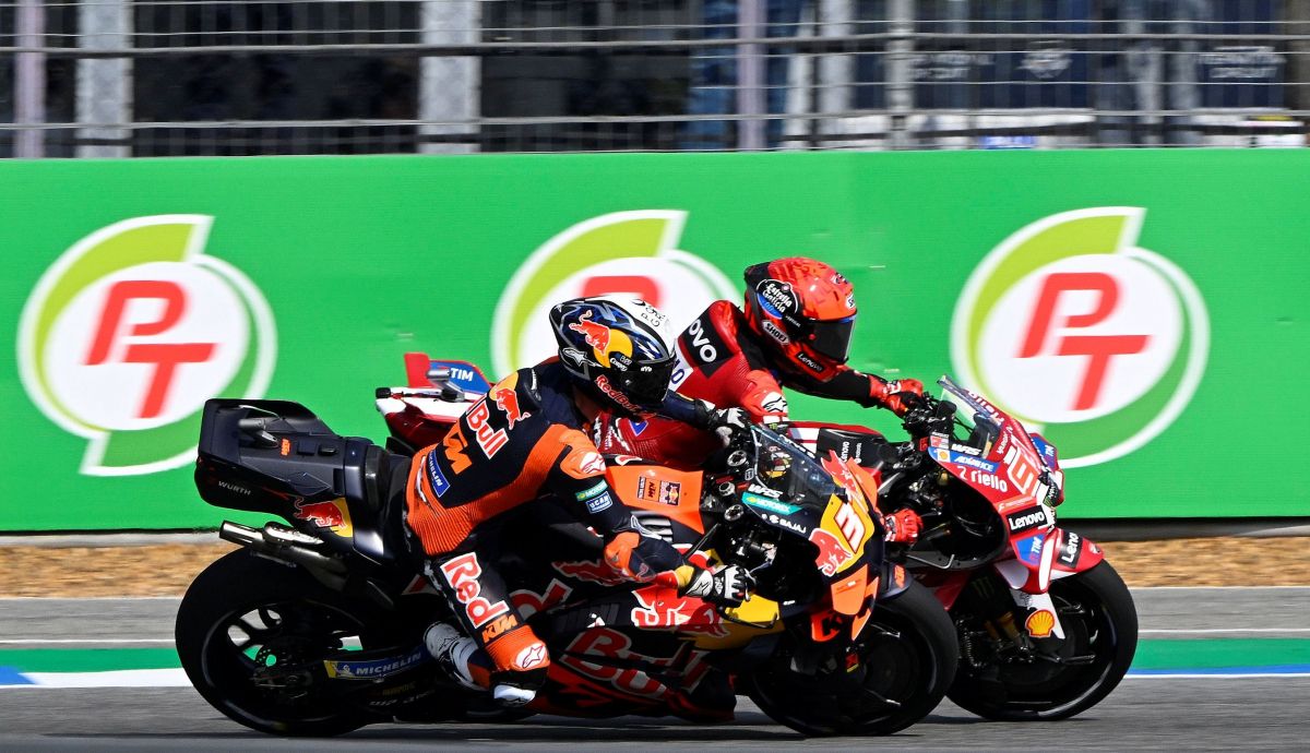 Pedro Acosta se mete por el interior de Marc Márquez, MotoGP Tailandia 2026