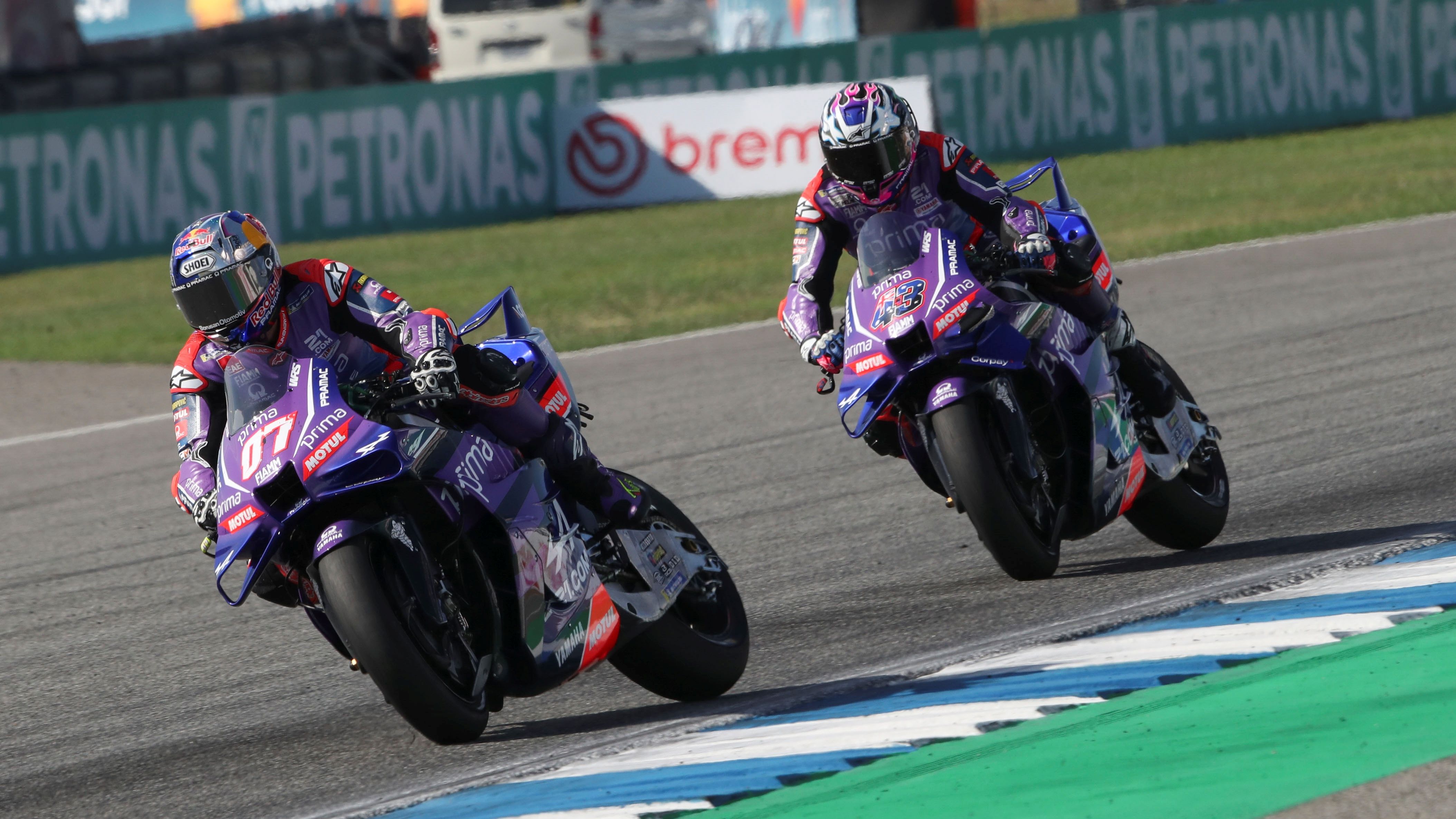 Toprak Razgatlioglu cruzando la moto ante Jack Miller, MotoGP Tailandia 2026