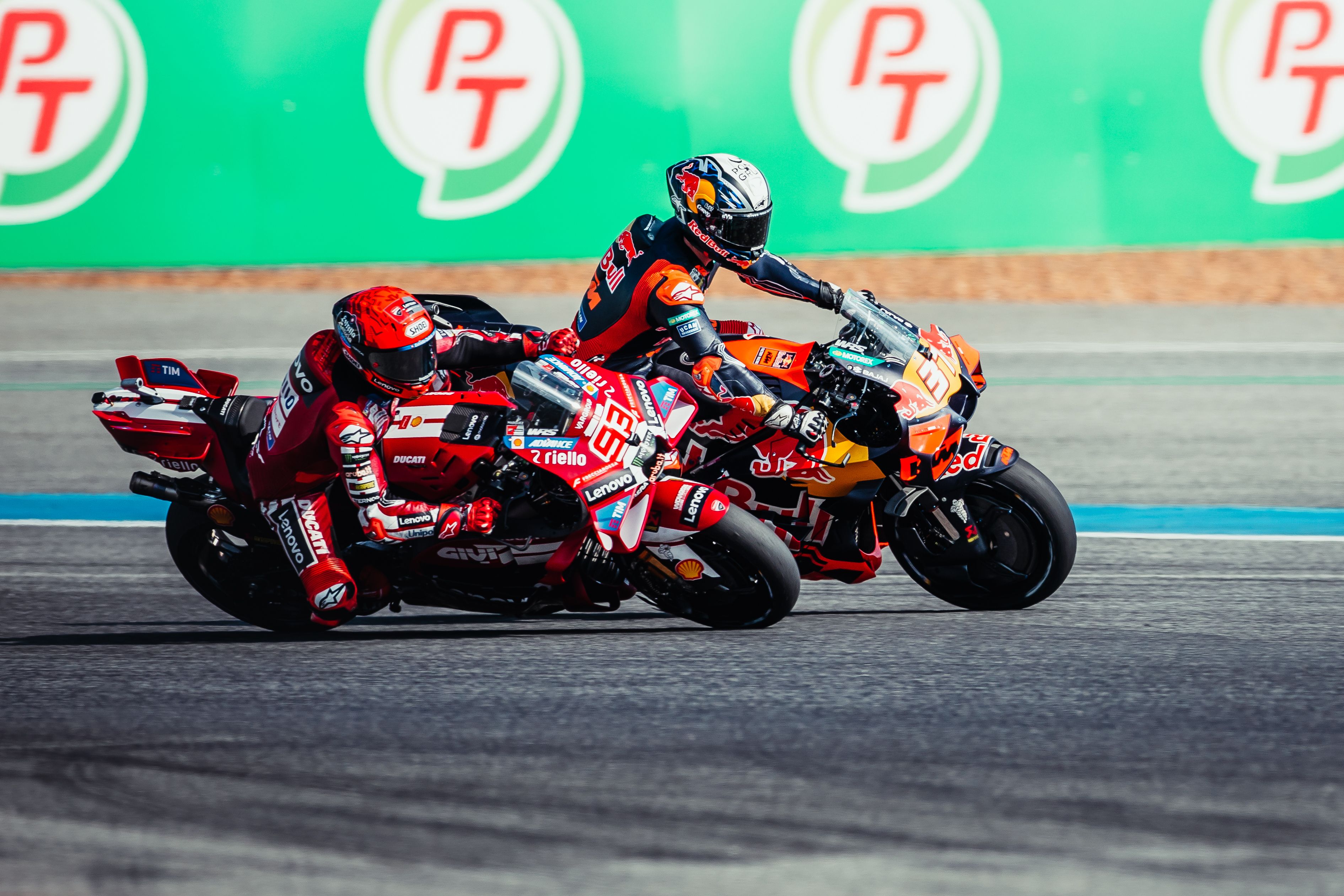 Marc Márquez y Pedro Acosta durante el duelo al sprint en el pasado GP de Tailandia.