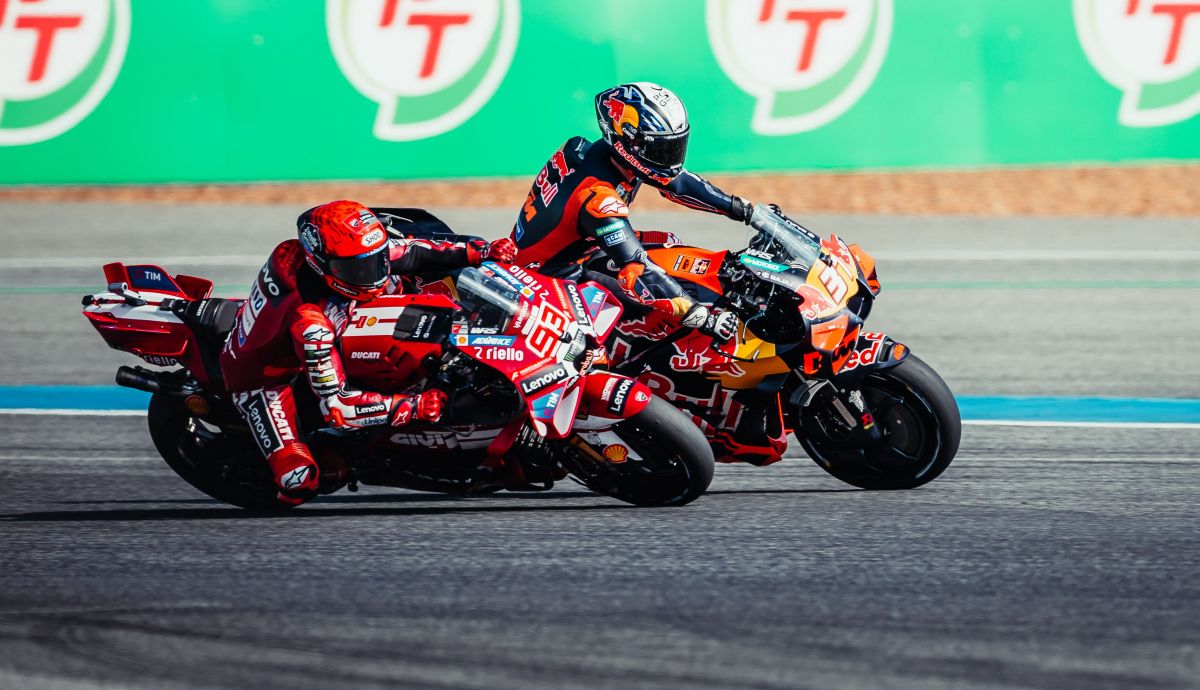 Marc Márquez y Pedro Acosta durante el duelo al sprint en el pasado GP de Tailandia.