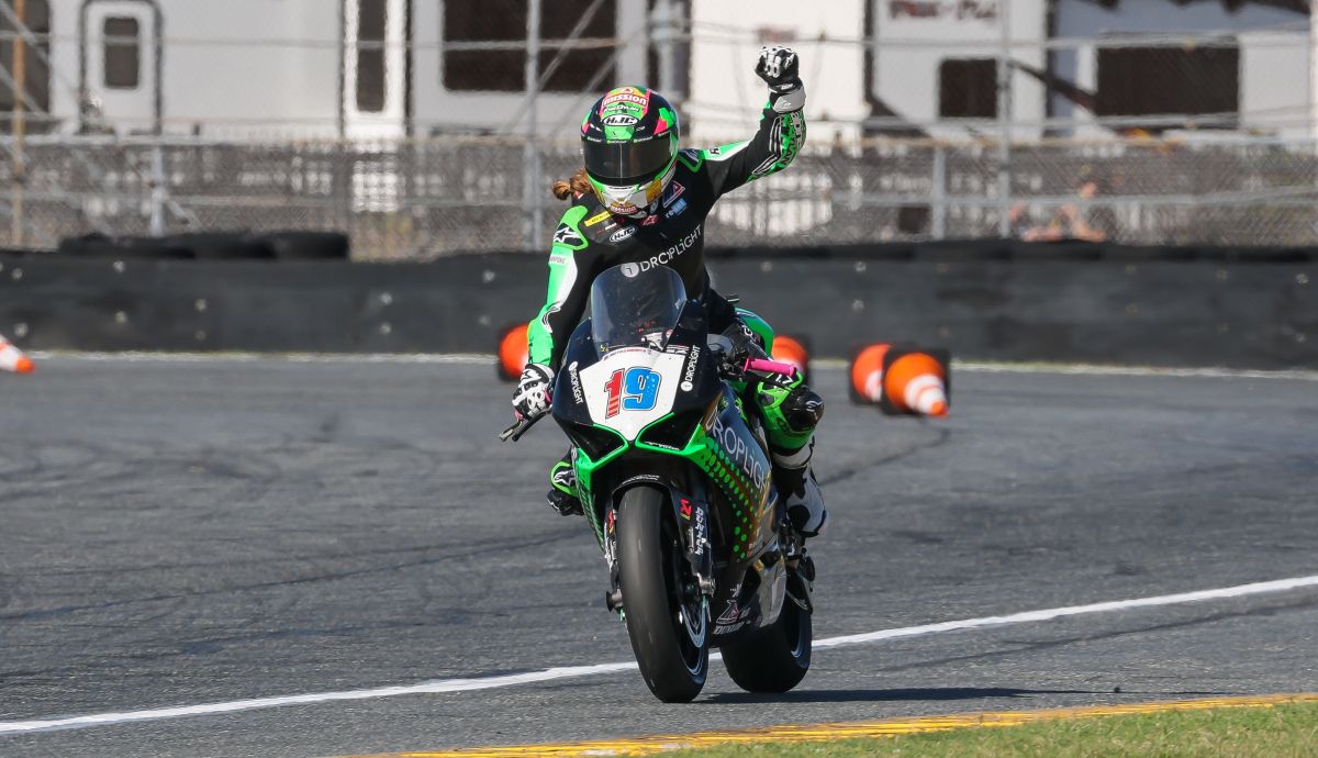 Kayla Yaakov festeja su histórico podio en la Daytona 200 2026