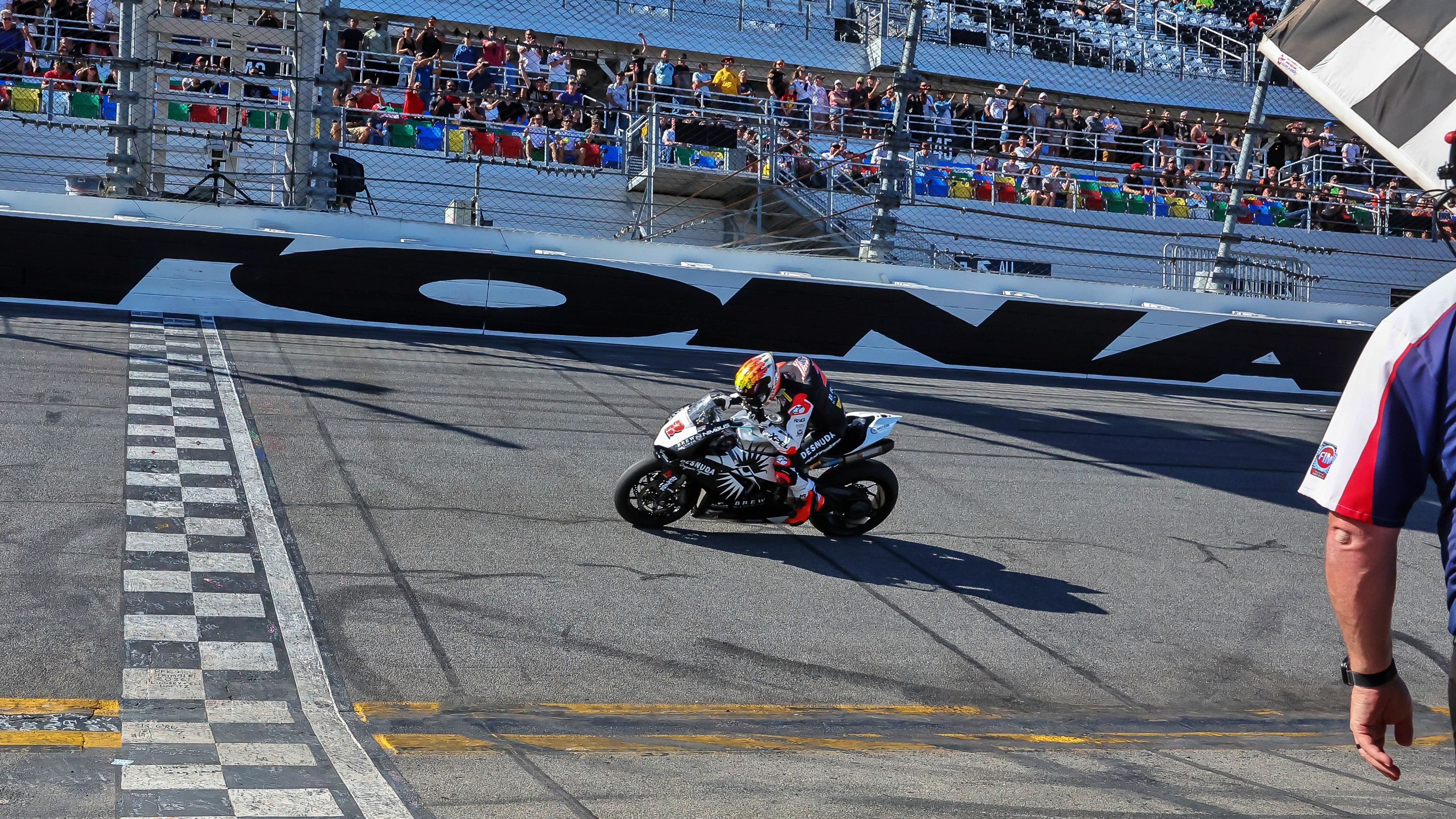 Josh Herrin entra triunfante en la meta de la Daytona 200 2026