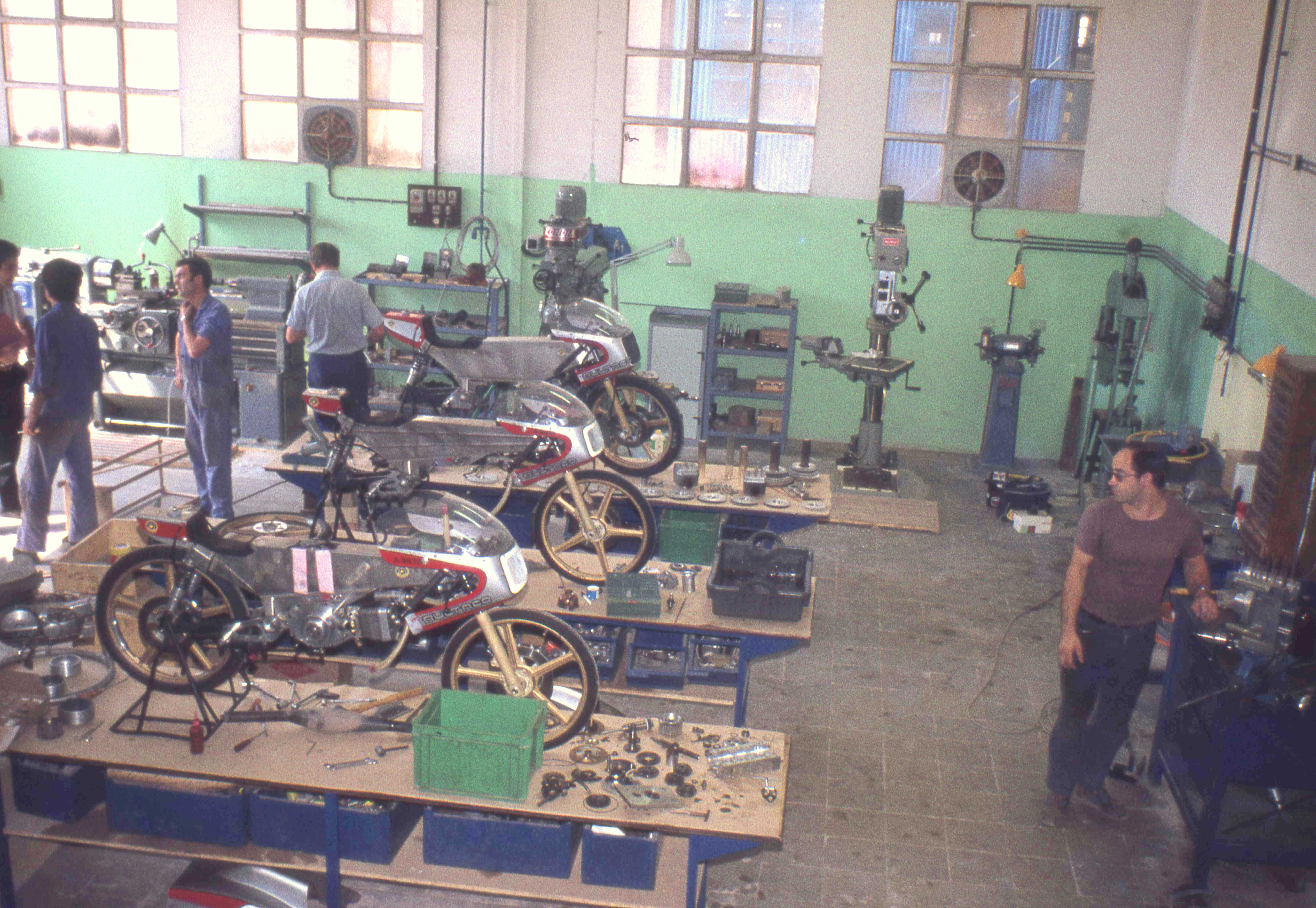 Jan Thiel, ya en Bultaco, contempla el material de carreras en 1976 (Foto Henk Keulemans).