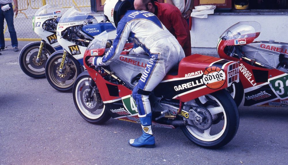 Ángel Nieto con la Garelli 250.