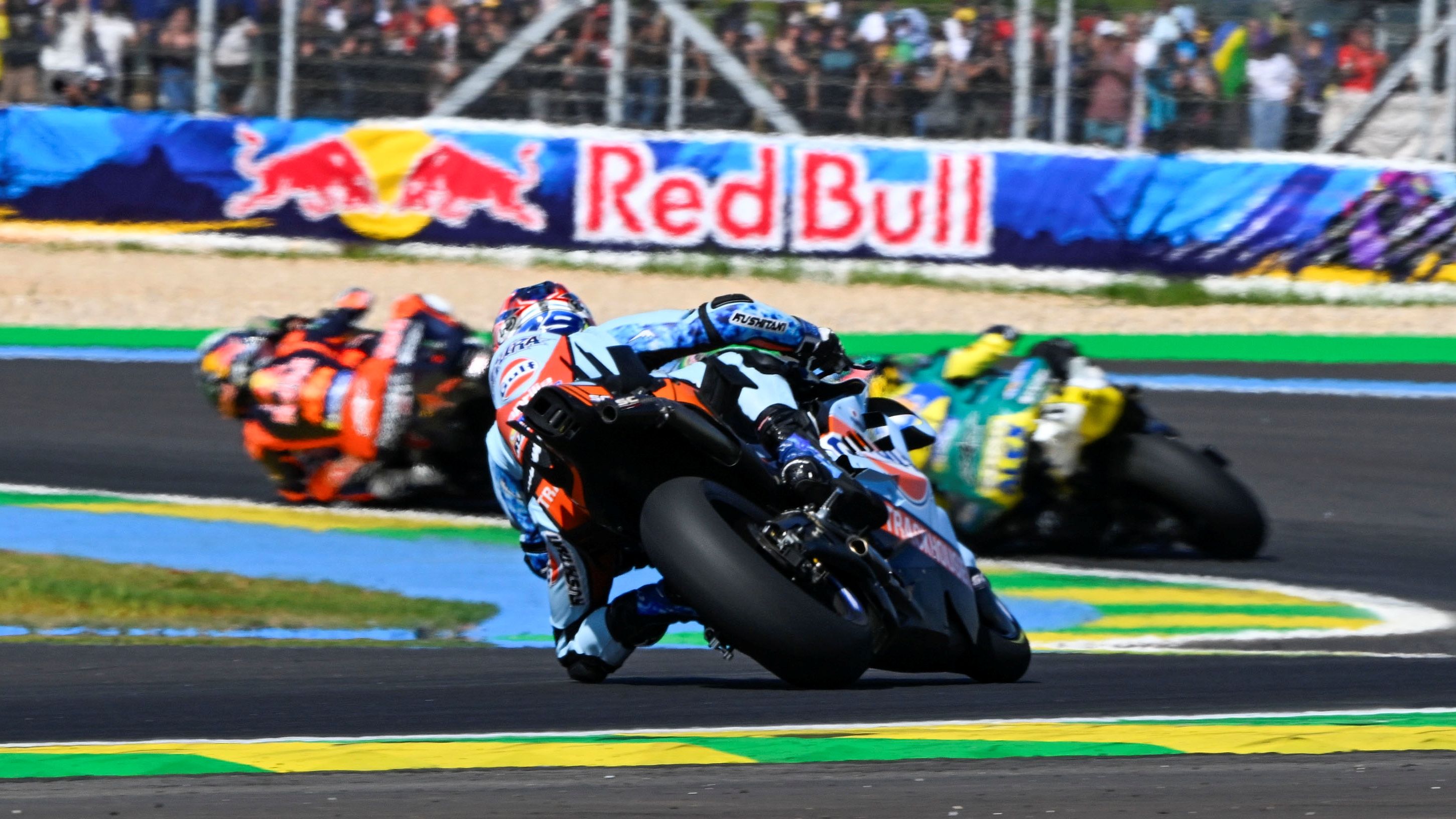 Ai Ogura persigue a Álex Márquez y Pedro Acosta, MotoGP Brasil 2026