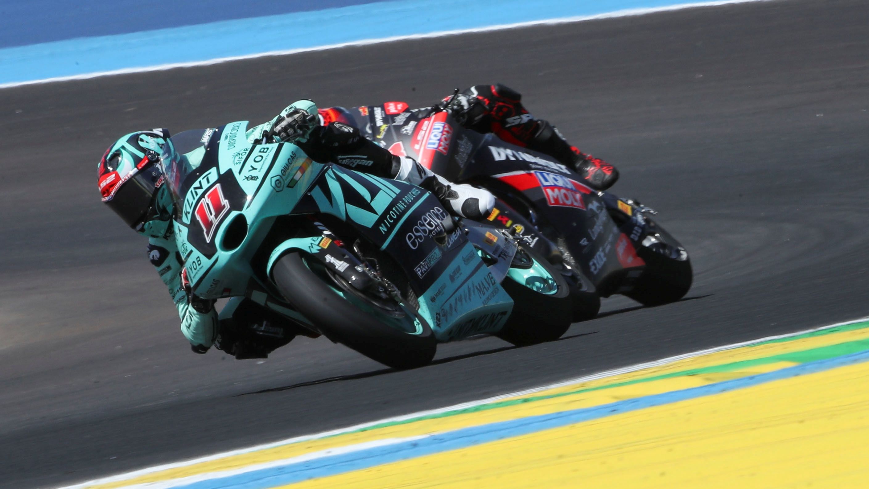 Álex Escrig intenta defenderse de Manu González, Moto2 Brasil 2026